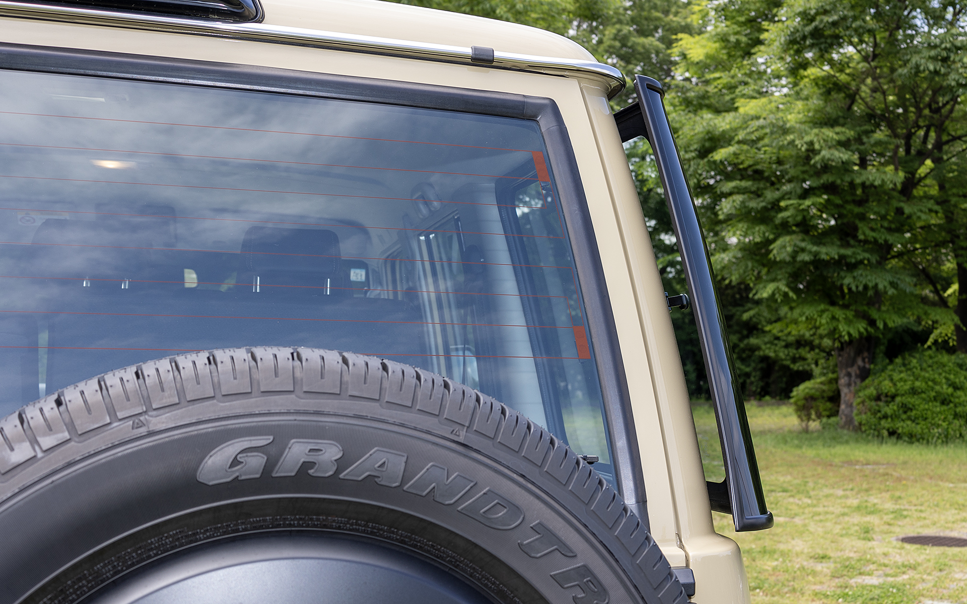 クォーターガラスがチルトアップした状態