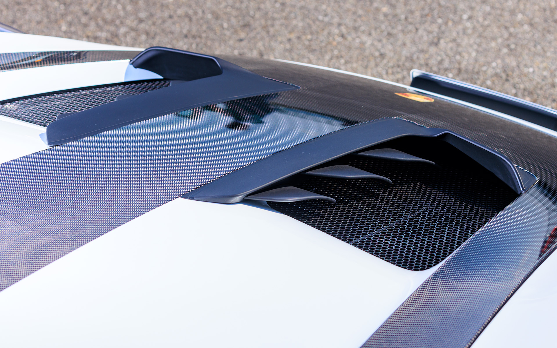 ラジエータを通過した空気はボンネットダクトから車外へ排出。上方向へ排出することでダウンフォース向上にも貢献する