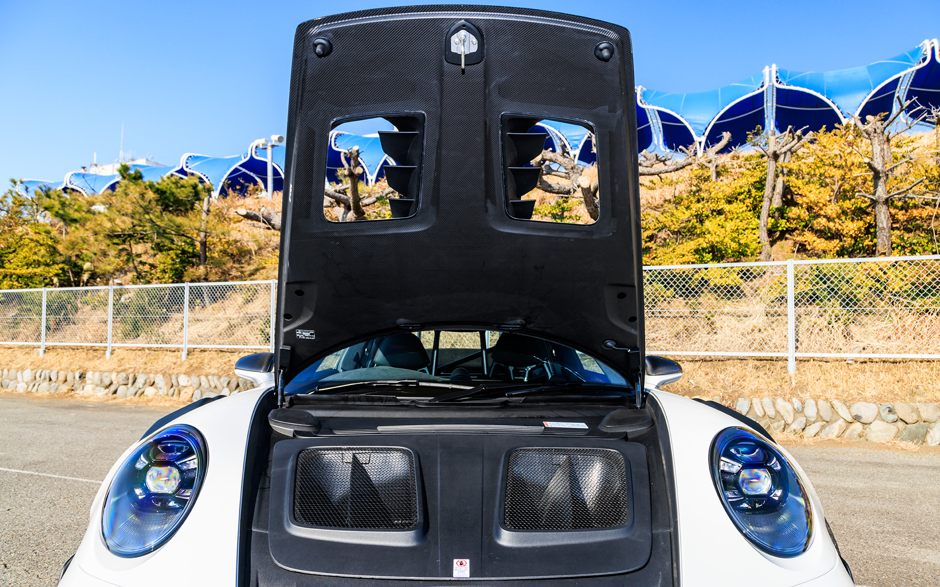 ボンネットも軽量高剛性なドライカーボン製