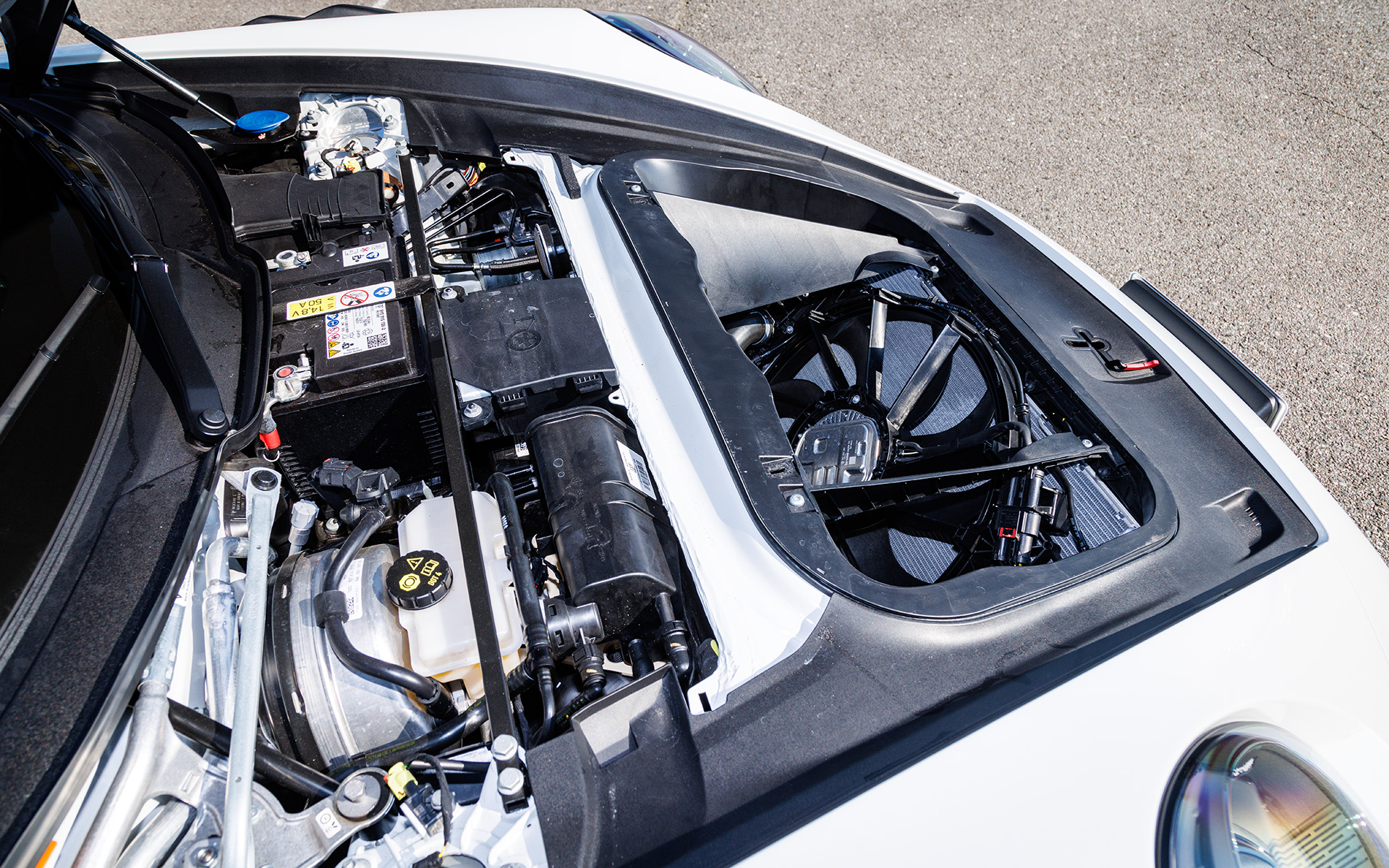 フロントグリルから取り込んだ空気はラジエータへと導かれ、さらに電動ファンで強制的に上方向へ引っ張られる