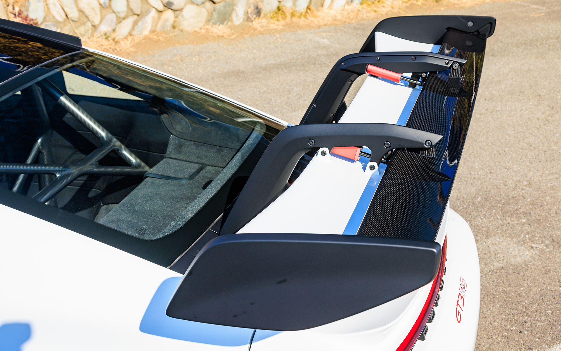 ウイングは電動式で、運転席からの操作で角度を変えられる