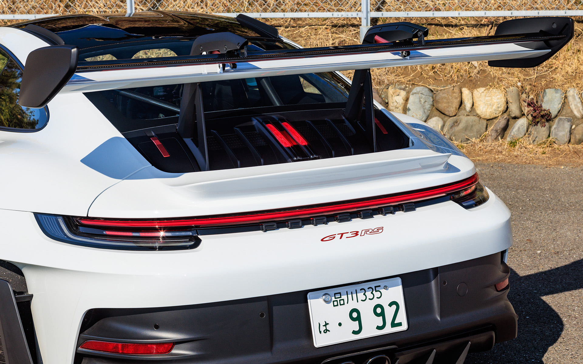 ウイングがあるためハイマウントストップランプはセンター部に縦に配される