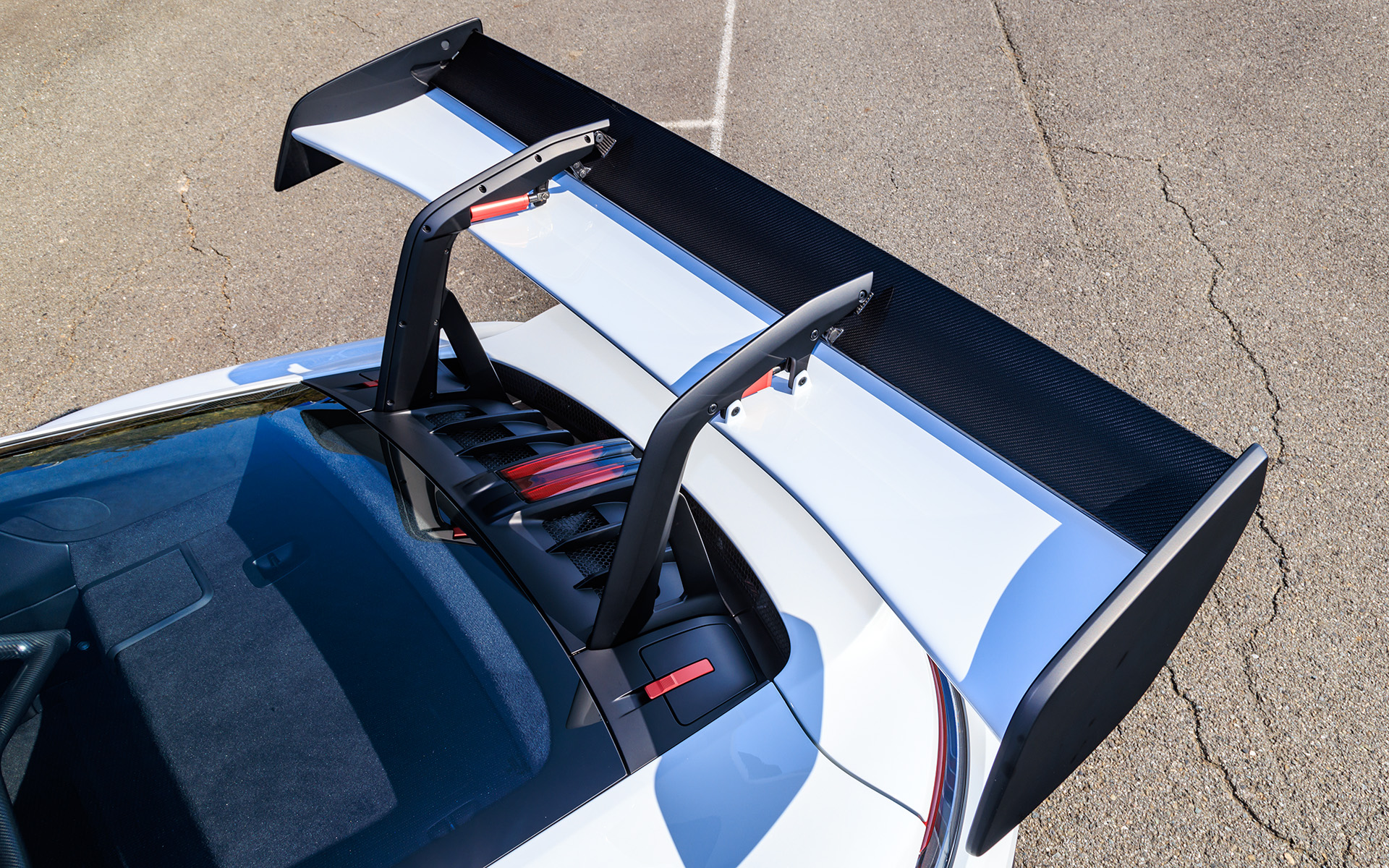 GTマシンなどと同じように上側から吊るすタイプ＝スワンネックを採用している