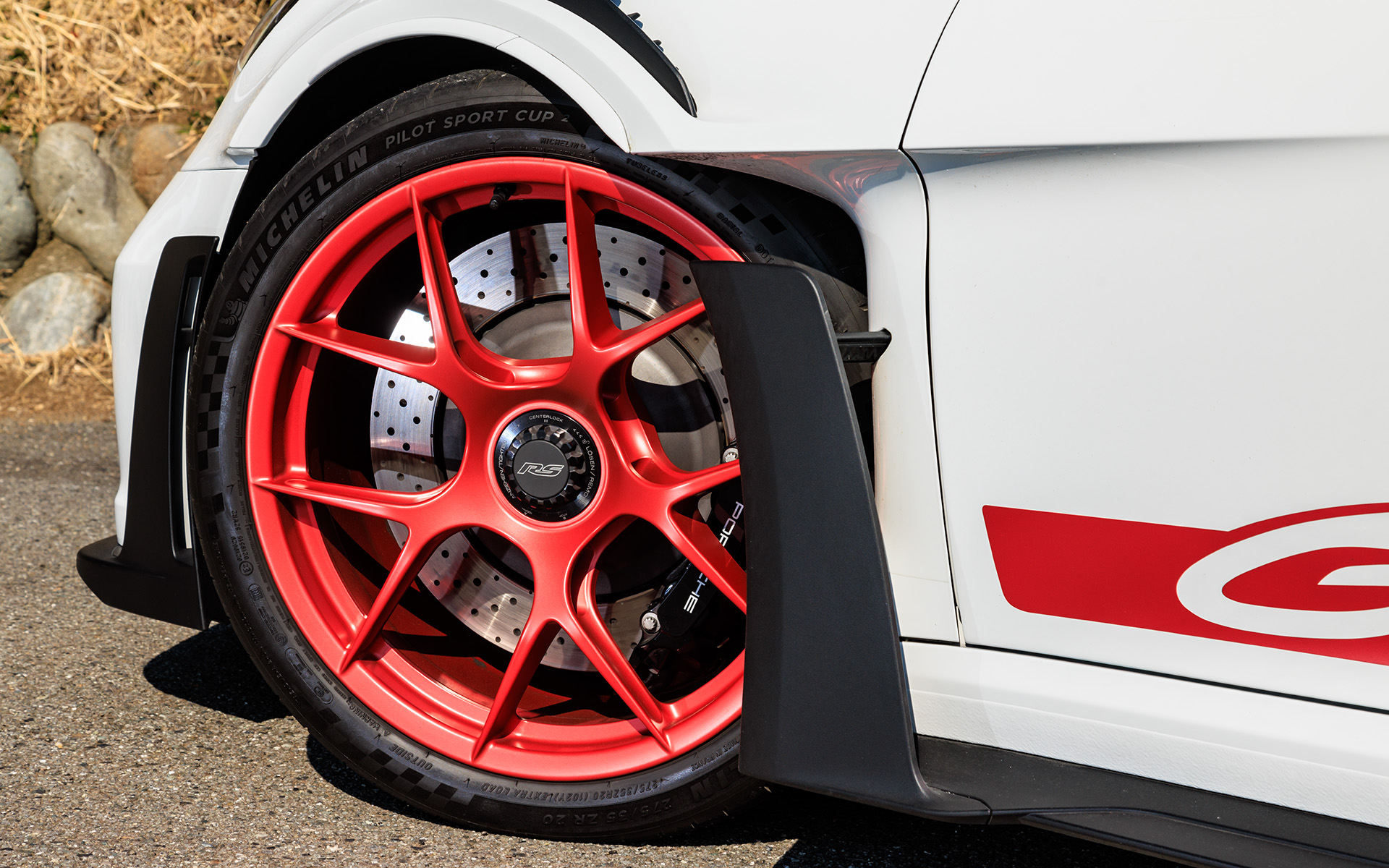 撮影車の装着タイヤはミシュランのパイロットスポーツ2。サイズはフロントが275/35ZR20、リアが335/30R21