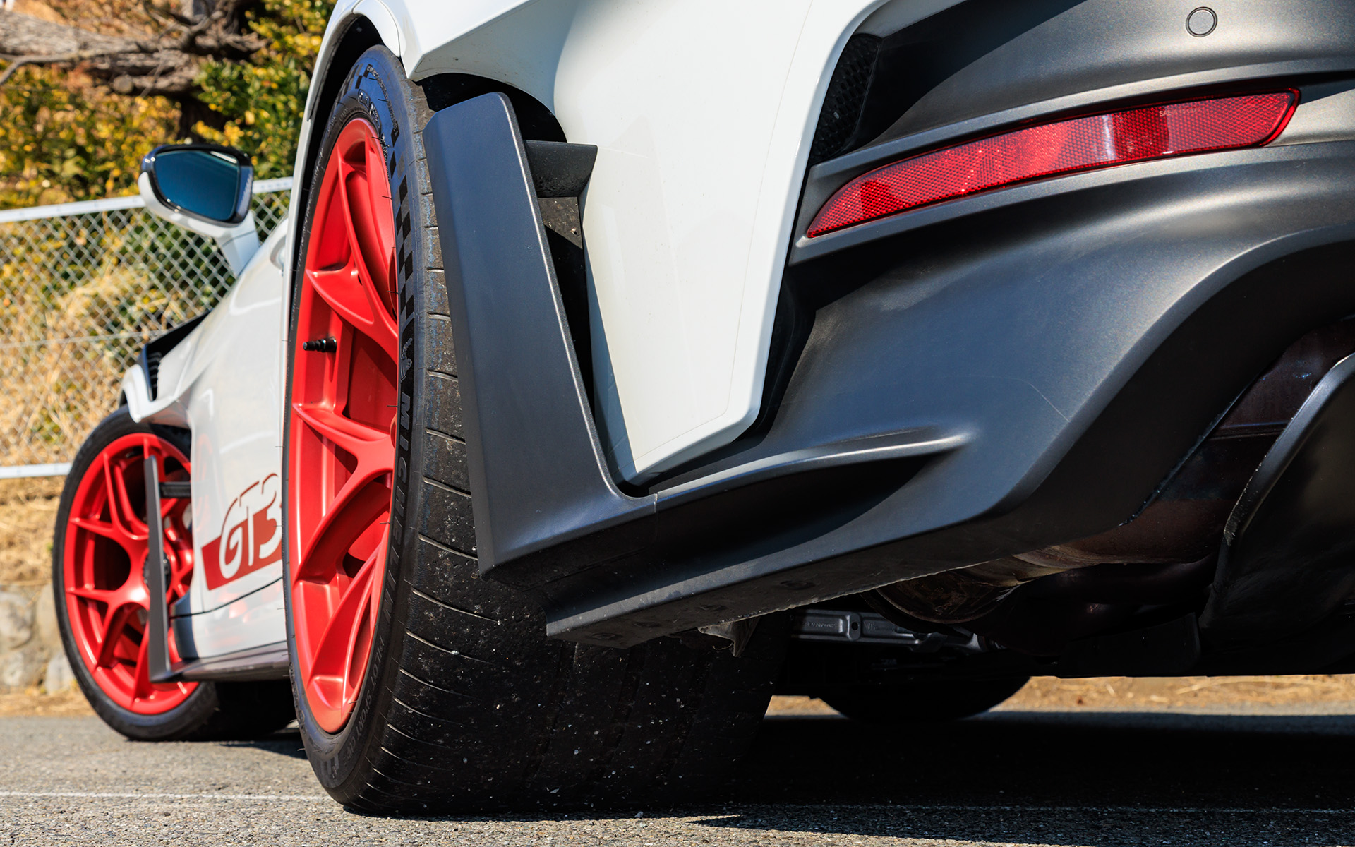 ボディサイドも複雑な形状でエアロダイナミクスを向上させている