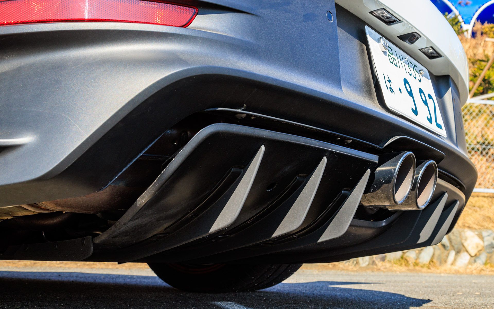 マフラーはセンター2本出し、左右にはディフューザーを備える