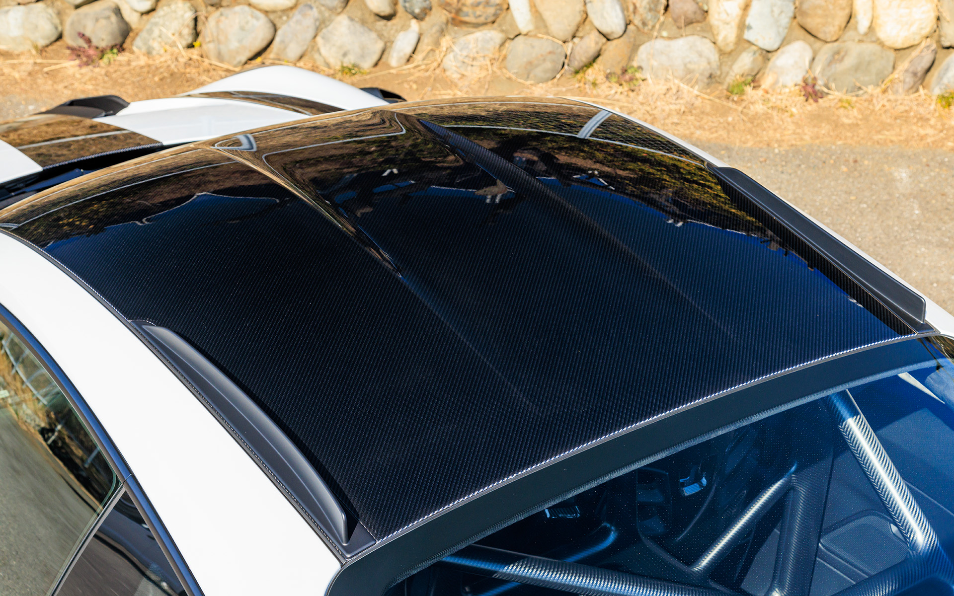 ルーフもカーボンファイバー製だが左右にはウイング全体へと風を導くガイドが取り付けられている