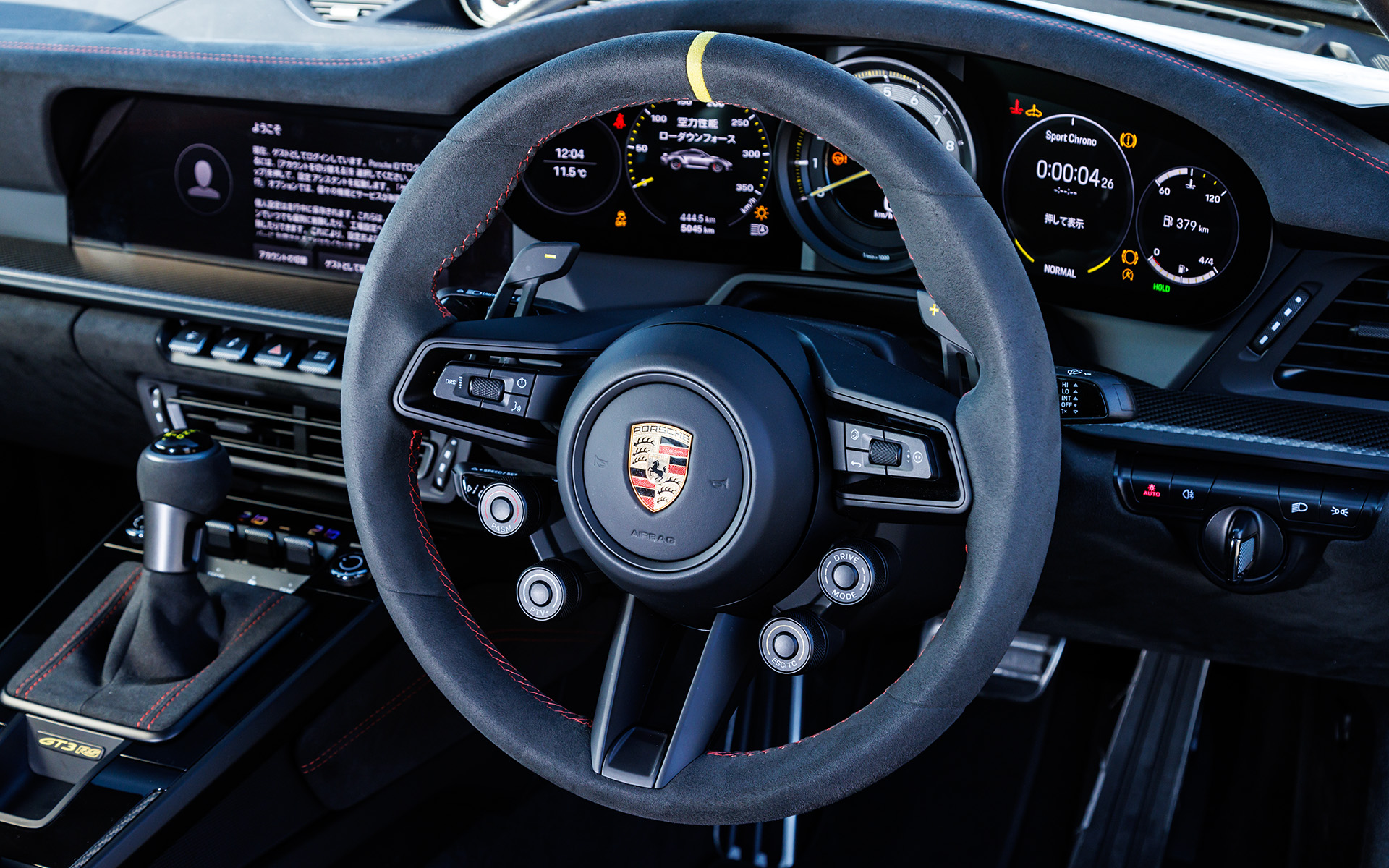 ステアリング。下側にあるボタンでドライブモードやPASM、ESC（エレクトロニック・スタビリティ・コントロール）、TC（トラクション・コントロール）、PTV（ポルシェ トルク ベクタリング）などを変更できる
