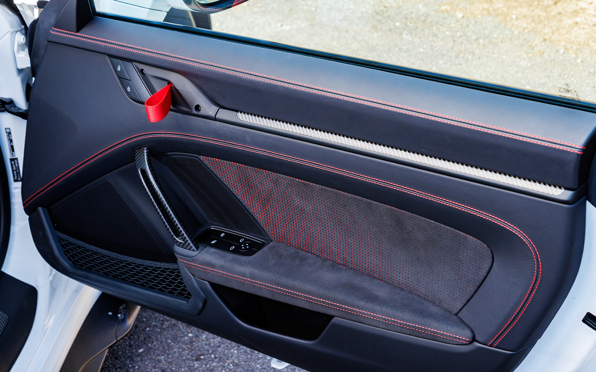 ドアノブはレーシーなベルトタイプ