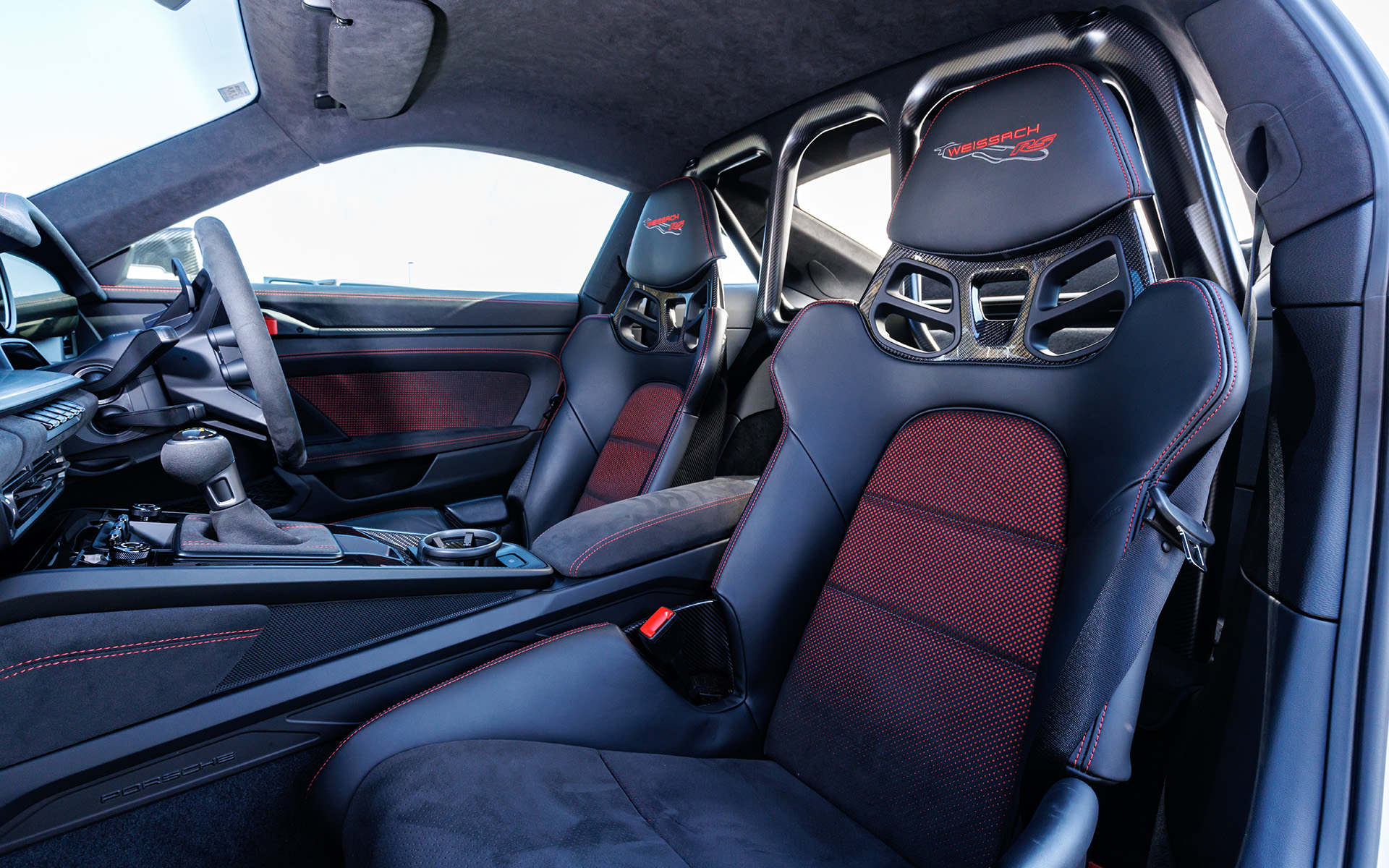 シートもカーボンファイバー製のフルバケットタイプ