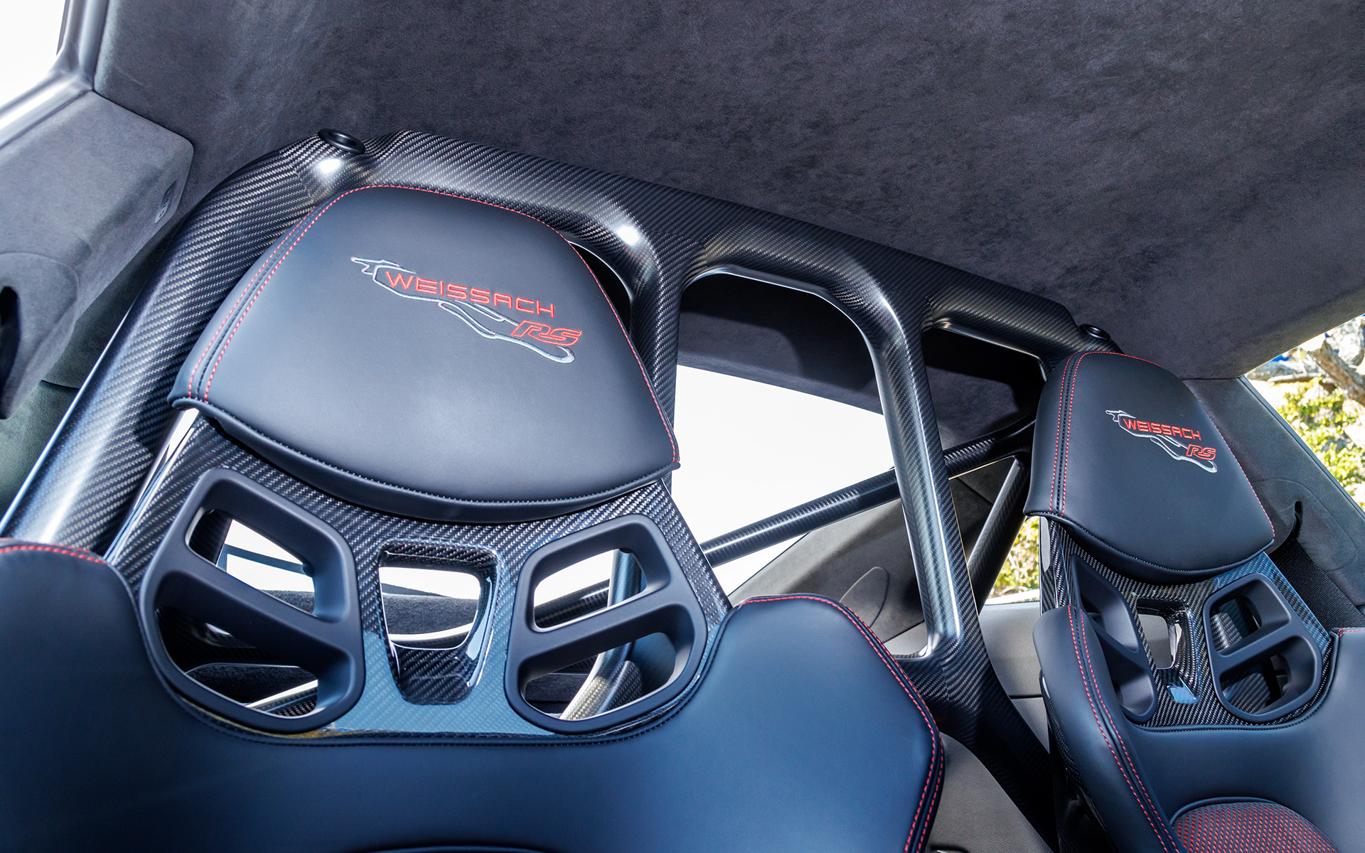 ヴァイザッハパッケージを選ぶとヘッドレストに「WEISSACH」の文字が入る