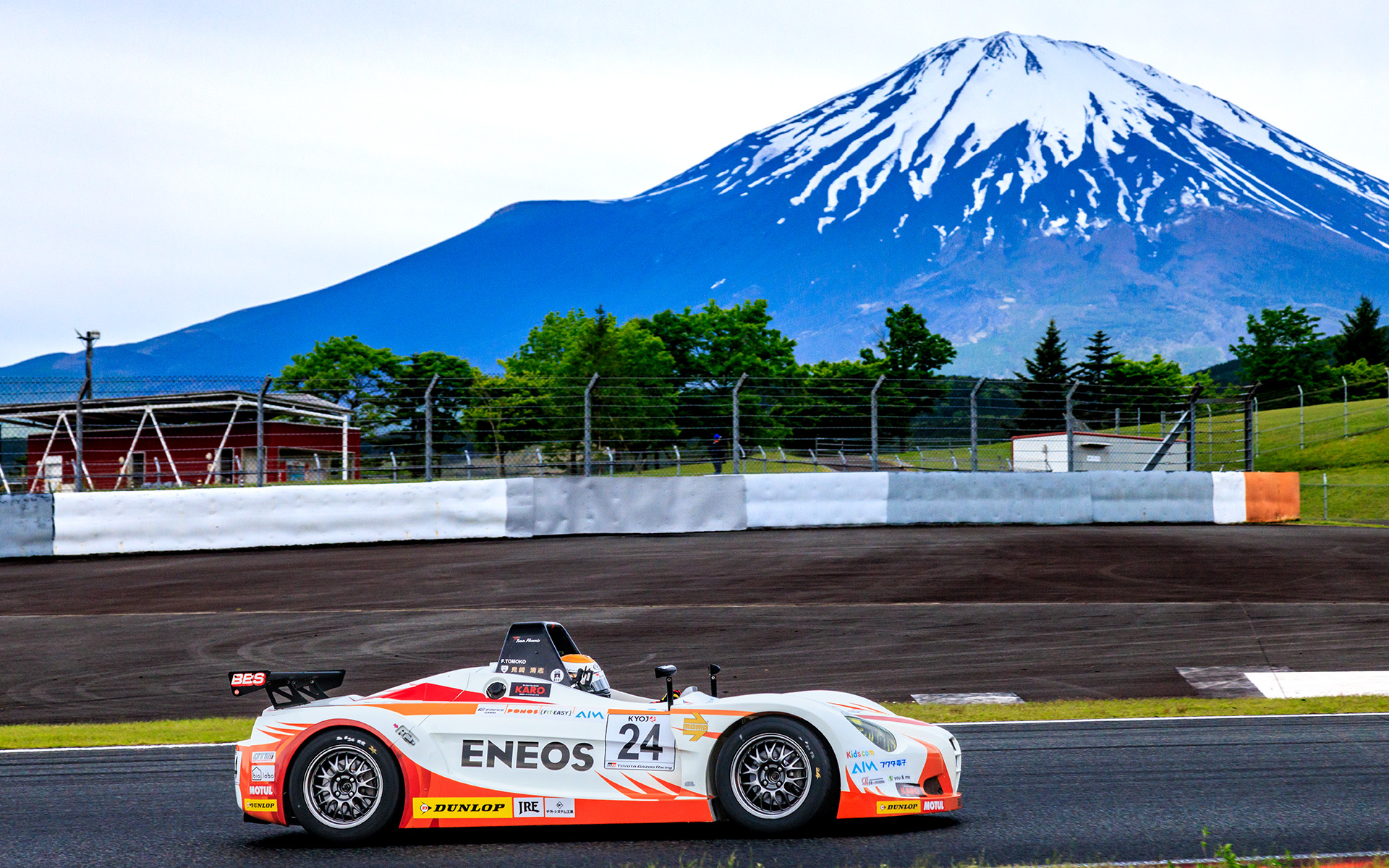 まだ富士山の山頂には雪が残っていた
