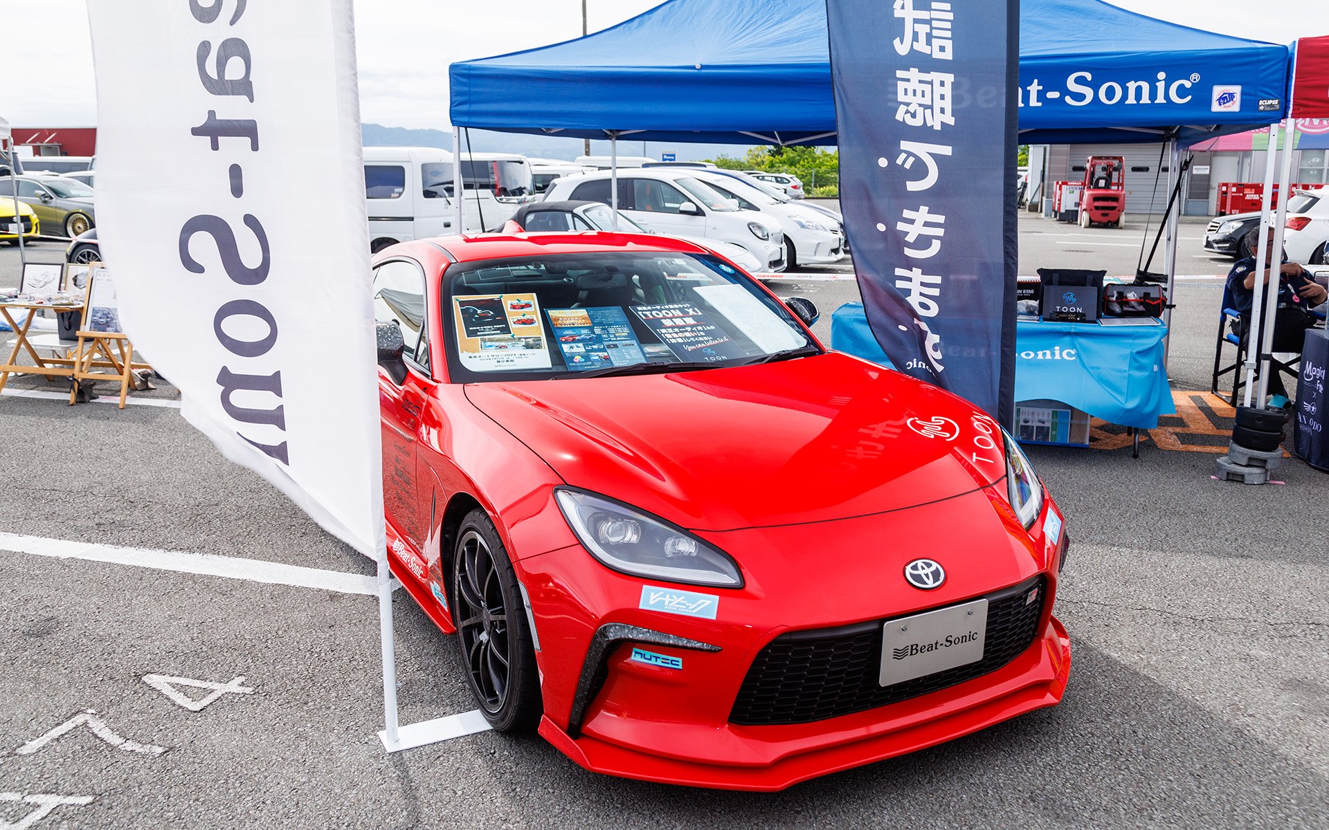 ビートソニックが音響システムを視聴できるデモカーを展示していた。レースだけでなくいろいろと楽しめる要素も増えてきた