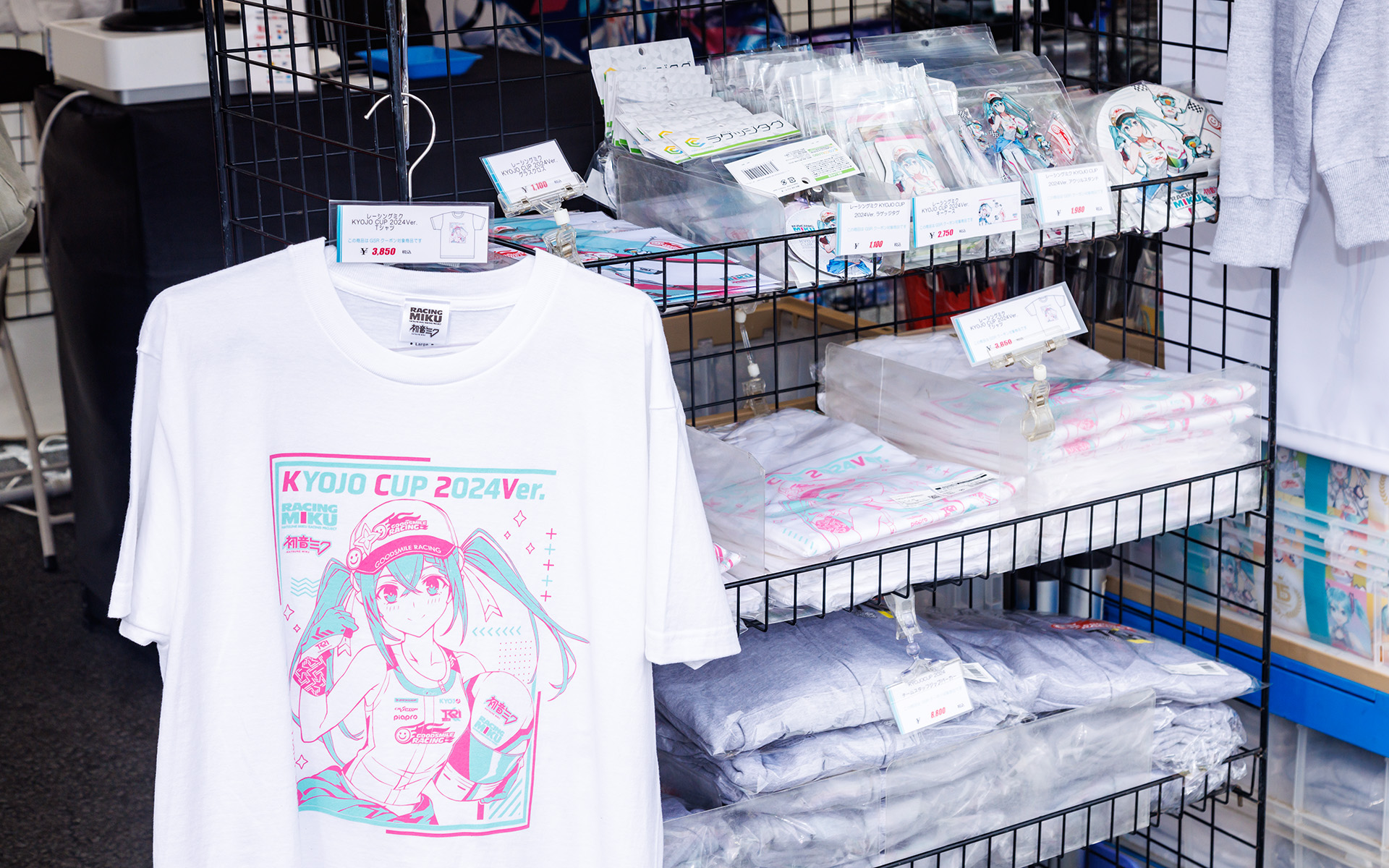 今年から参戦する初音ミクのチームグッズの販売ブースが出ていた。少しずつパドックのにぎわいも広がっている