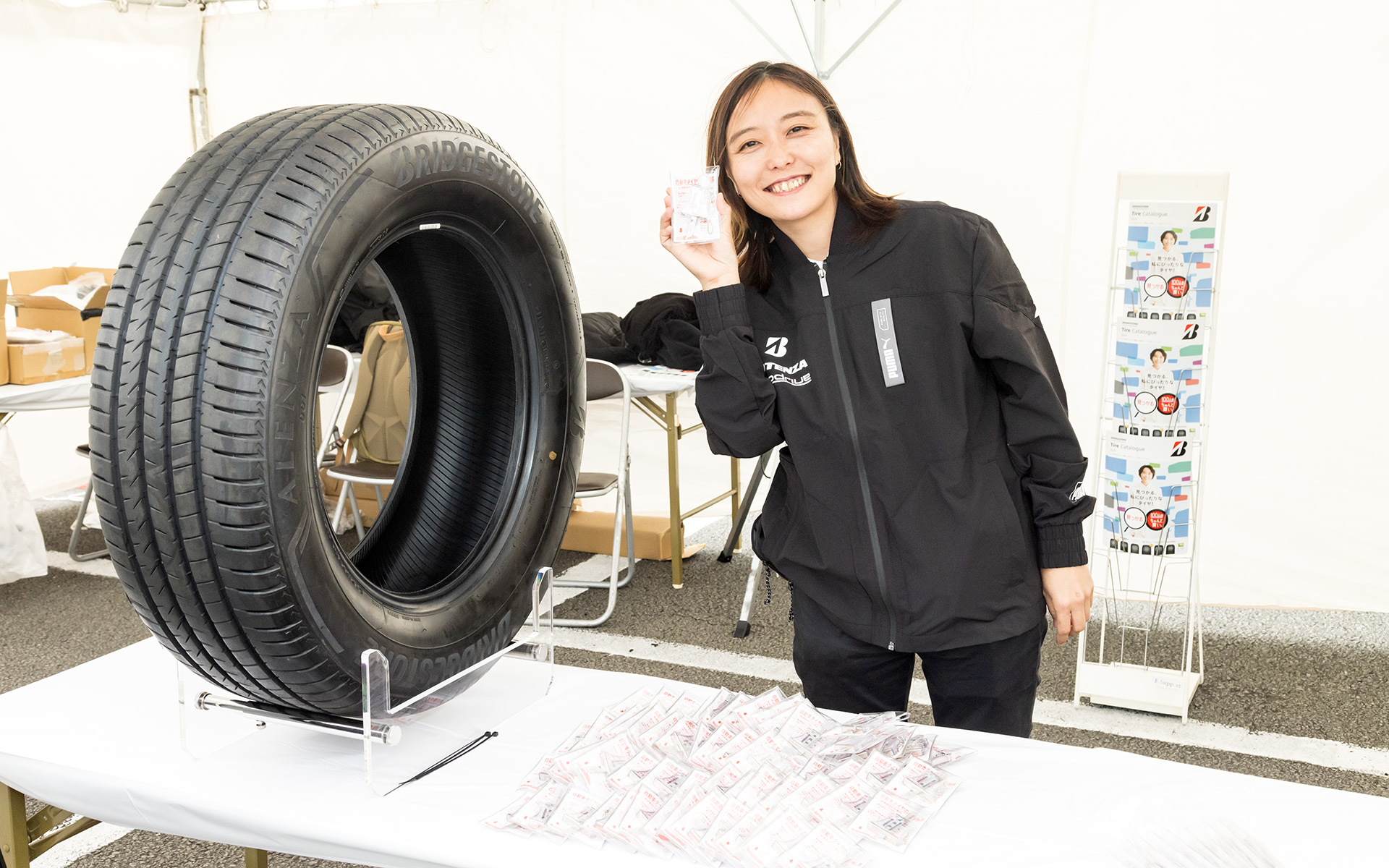 タイヤメーカーもブースを出展。タイヤの残溝を計れる簡易ゲージを用意していた