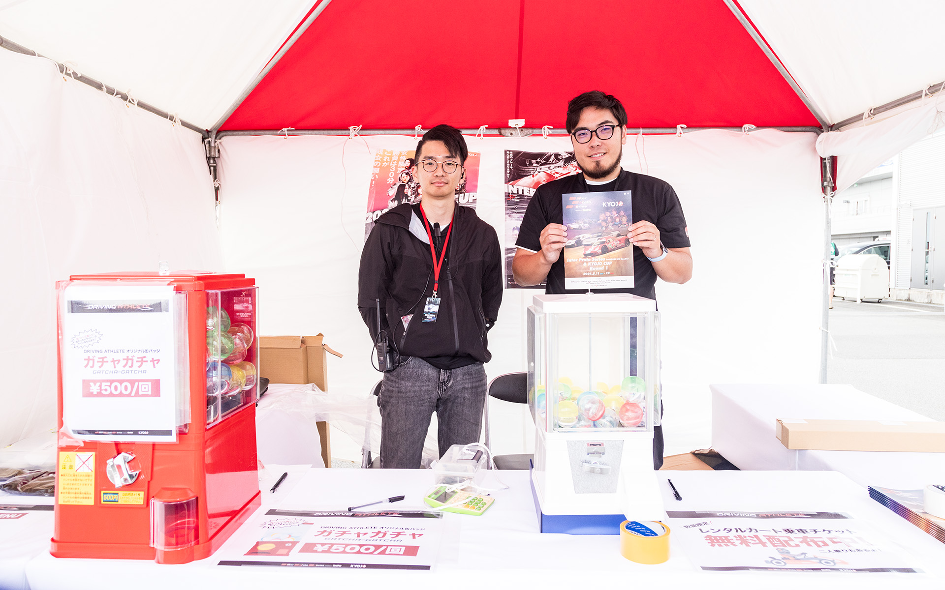 この日はオリジナル缶バッヂが当たるガチャガチャも設けられていた