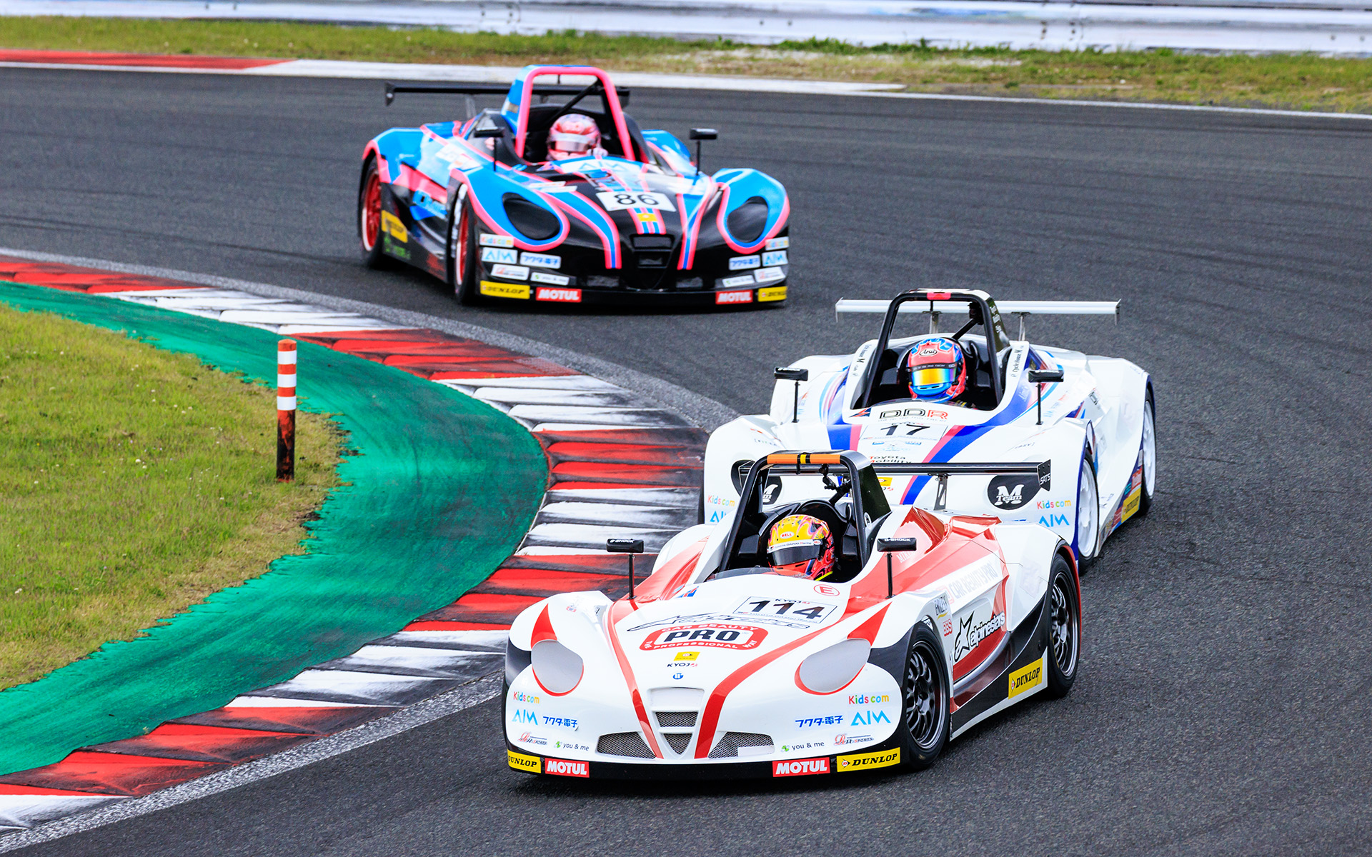 114号車 Car Beauty Pro RSS VITAの翁長実希選手、17号車 Team M 岡部自動車 D.D.R. VITAの齋藤愛未選手、86号車 Dr. Dry VITAの下野璃央選手らによる激しいトップ争い