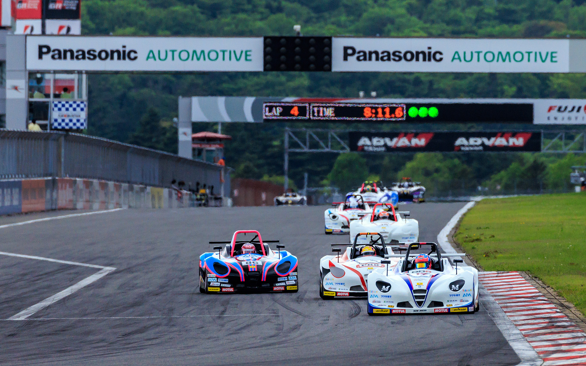 114号車 Car Beauty Pro RSS VITAの翁長実希選手、17号車 Team M 岡部自動車 D.D.R. VITAの齋藤愛未選手、86号車 Dr. Dry VITAの下野璃央選手らによる激しいトップ争い