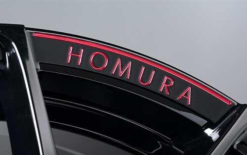 A.M.T.で施したマシニング文字「HOMURA」に新技術「RAP（Rays Art Painting）」によりREDカラーを着色している