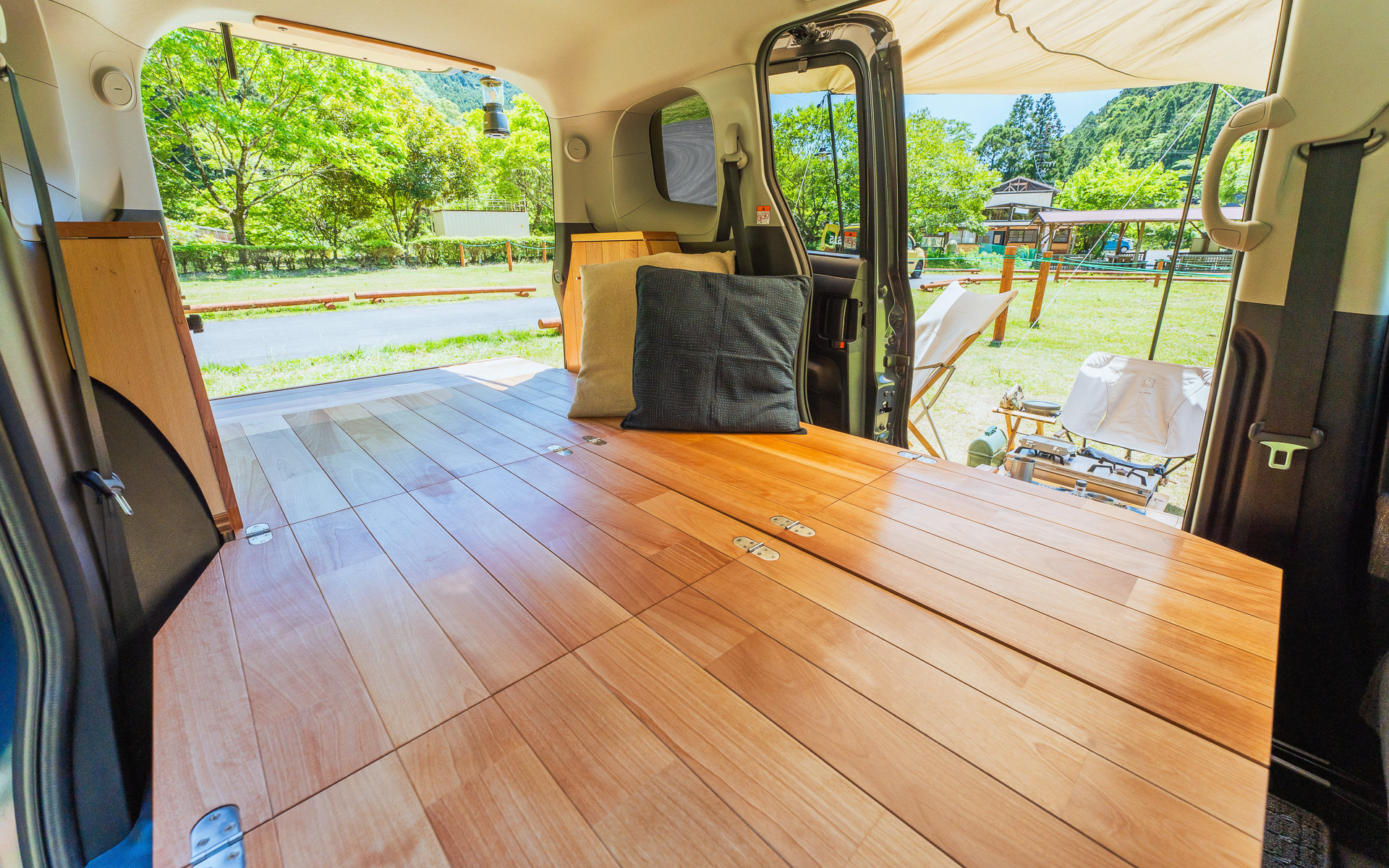 すべて高級家具を手掛ける木工職人が手作業で仕上げる