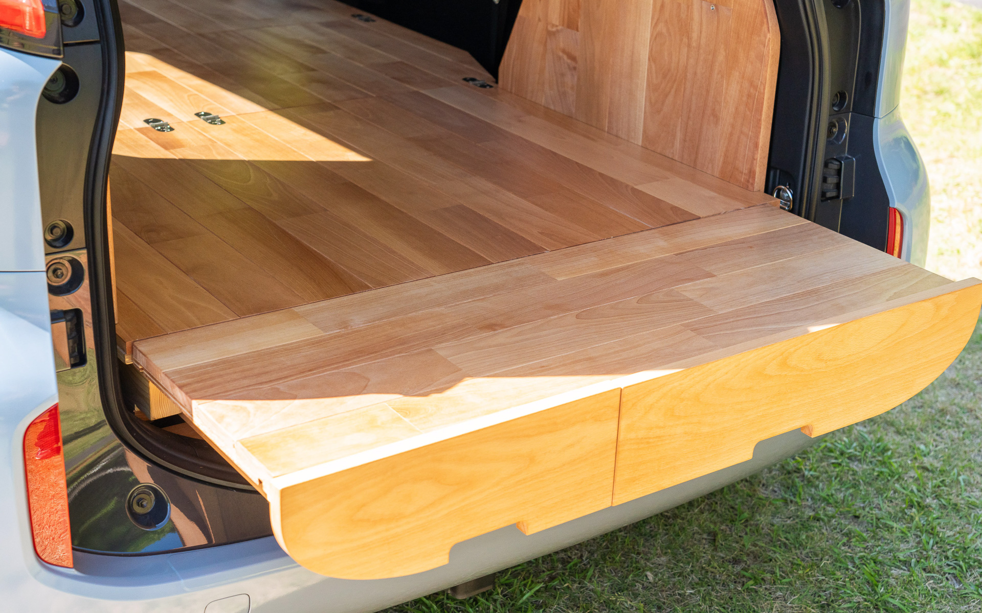 すべて高級家具を手掛ける木工職人が手作業で仕上げる