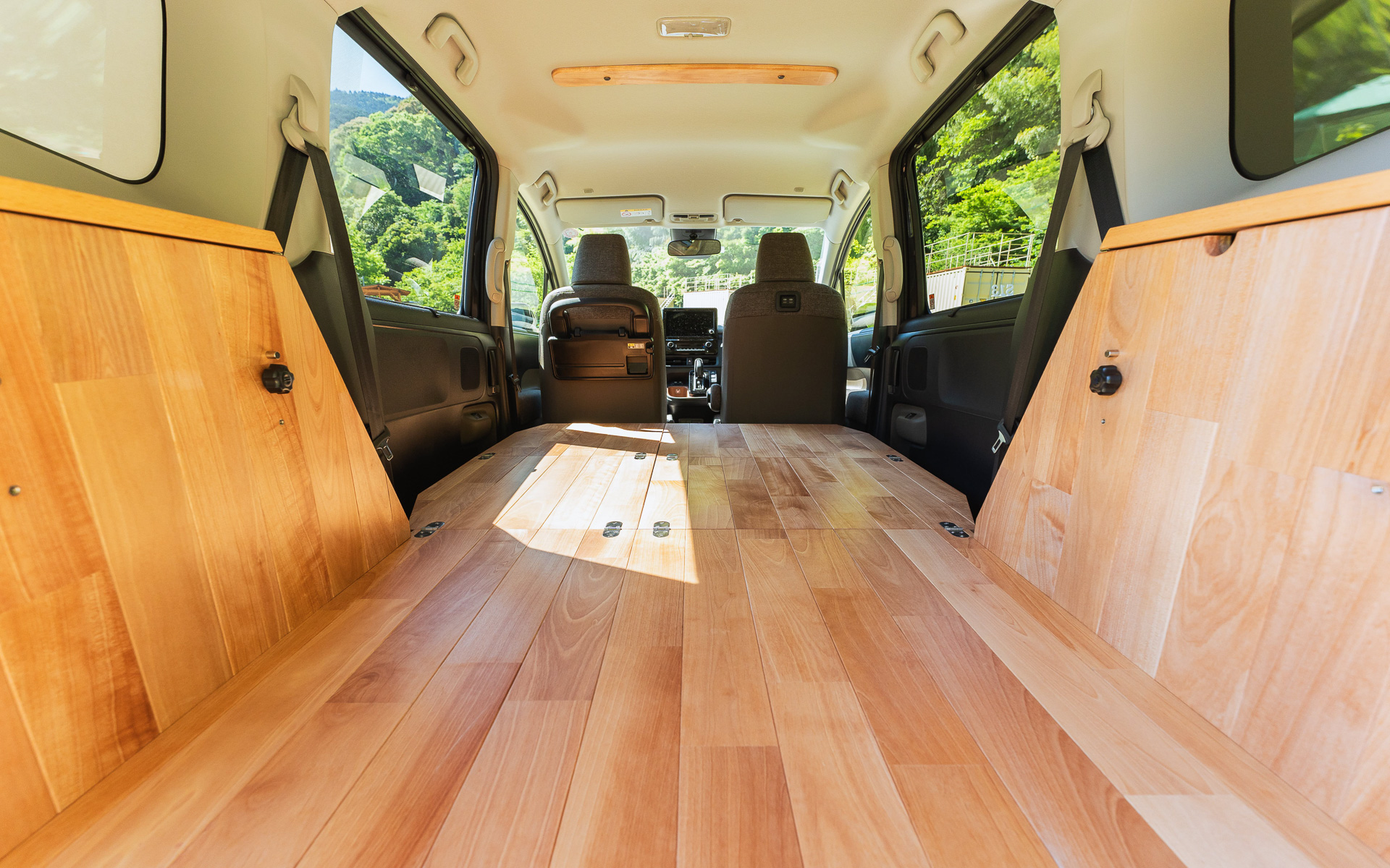 シエンタのリアシートからラゲッジスペースまでを簡単にフラットにできる