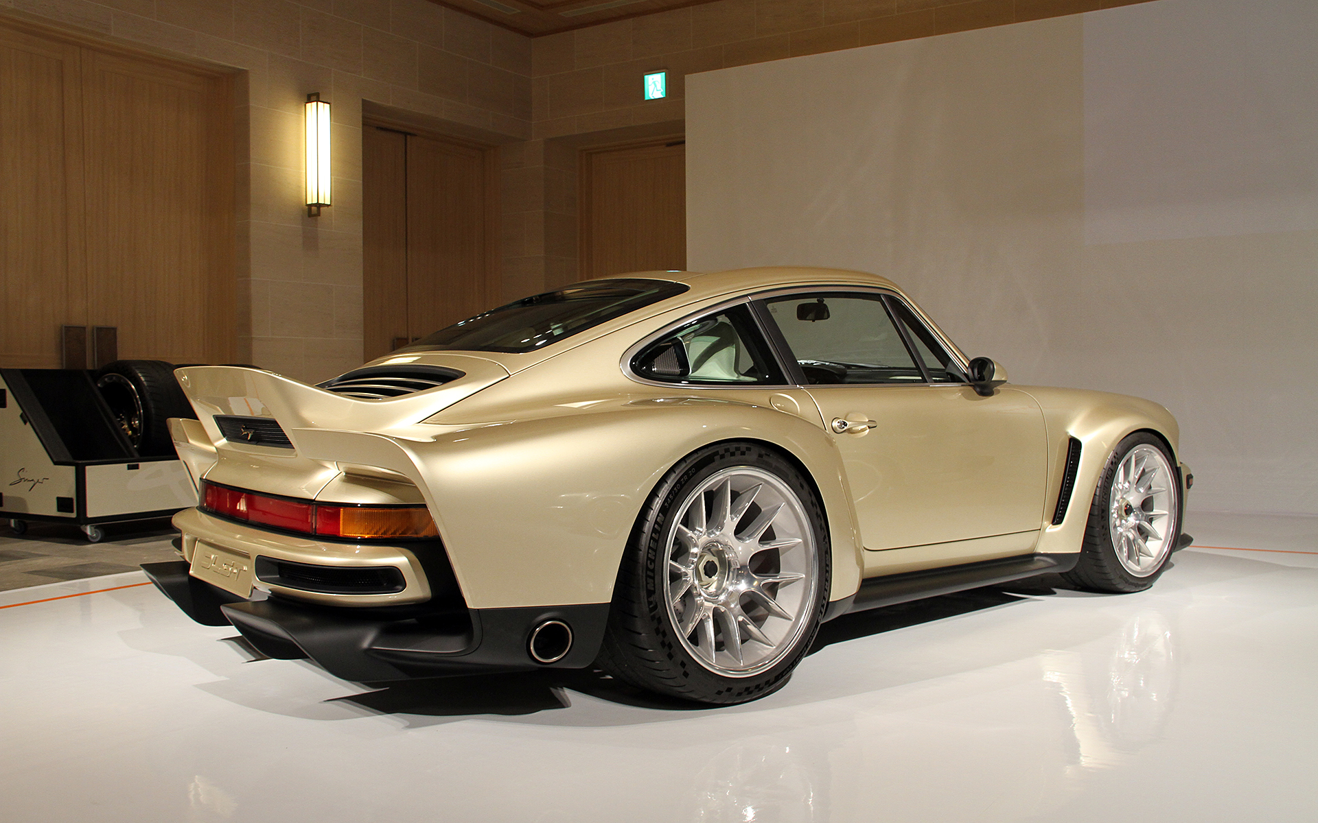 ブレンボキャリパーやBBSホイールがおごられる「DLS Turbo」。展示されたバンパーおよびリアウイングも付属し、空力性能をさらに高めることができるという。「Turbo Study」とともにシンガーのデモカーであり、シンガーが再構築した一例となる