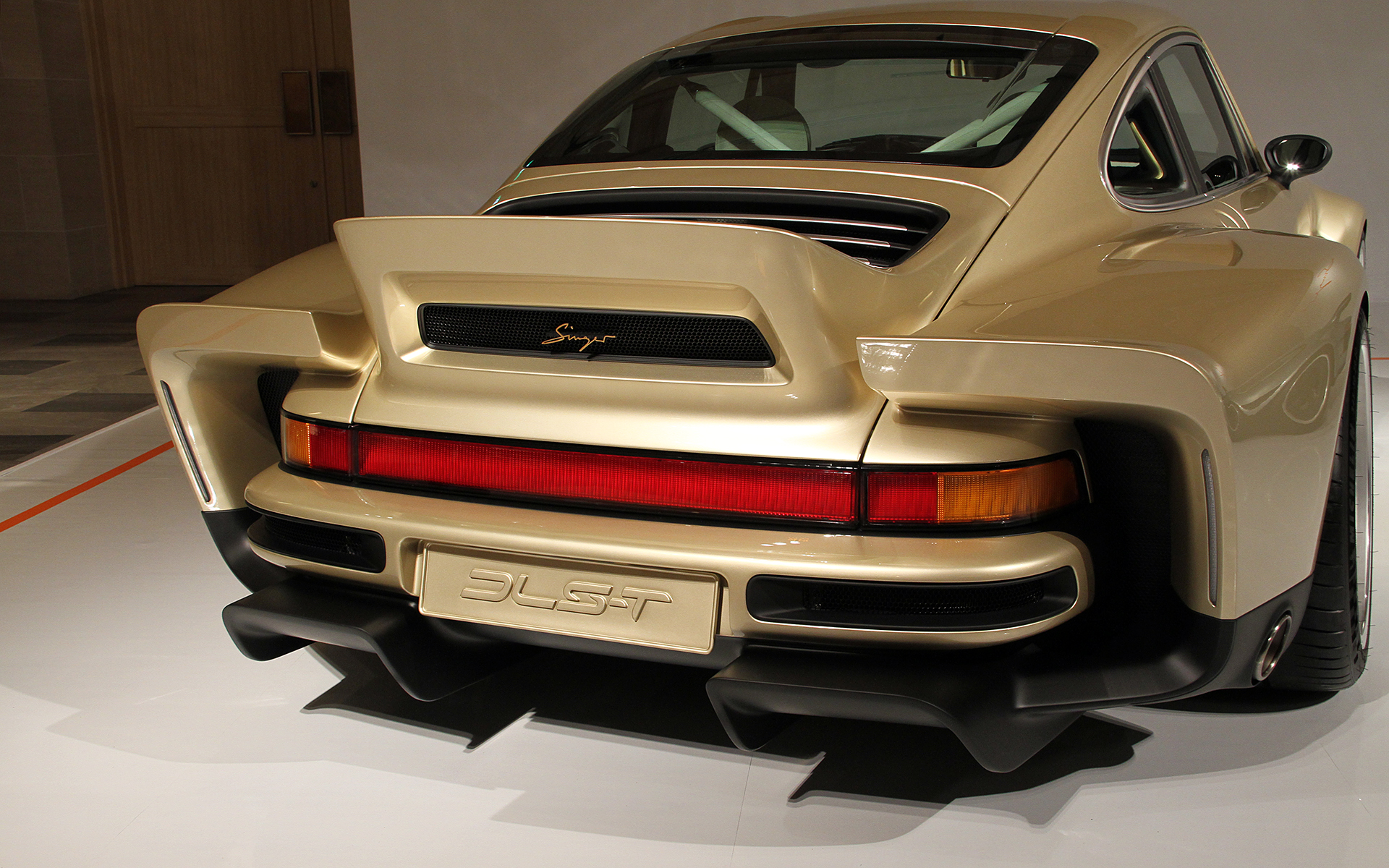 ブレンボキャリパーやBBSホイールがおごられる「DLS Turbo」。展示されたバンパーおよびリアウイングも付属し、空力性能をさらに高めることができるという。「Turbo Study」とともにシンガーのデモカーであり、シンガーが再構築した一例となる