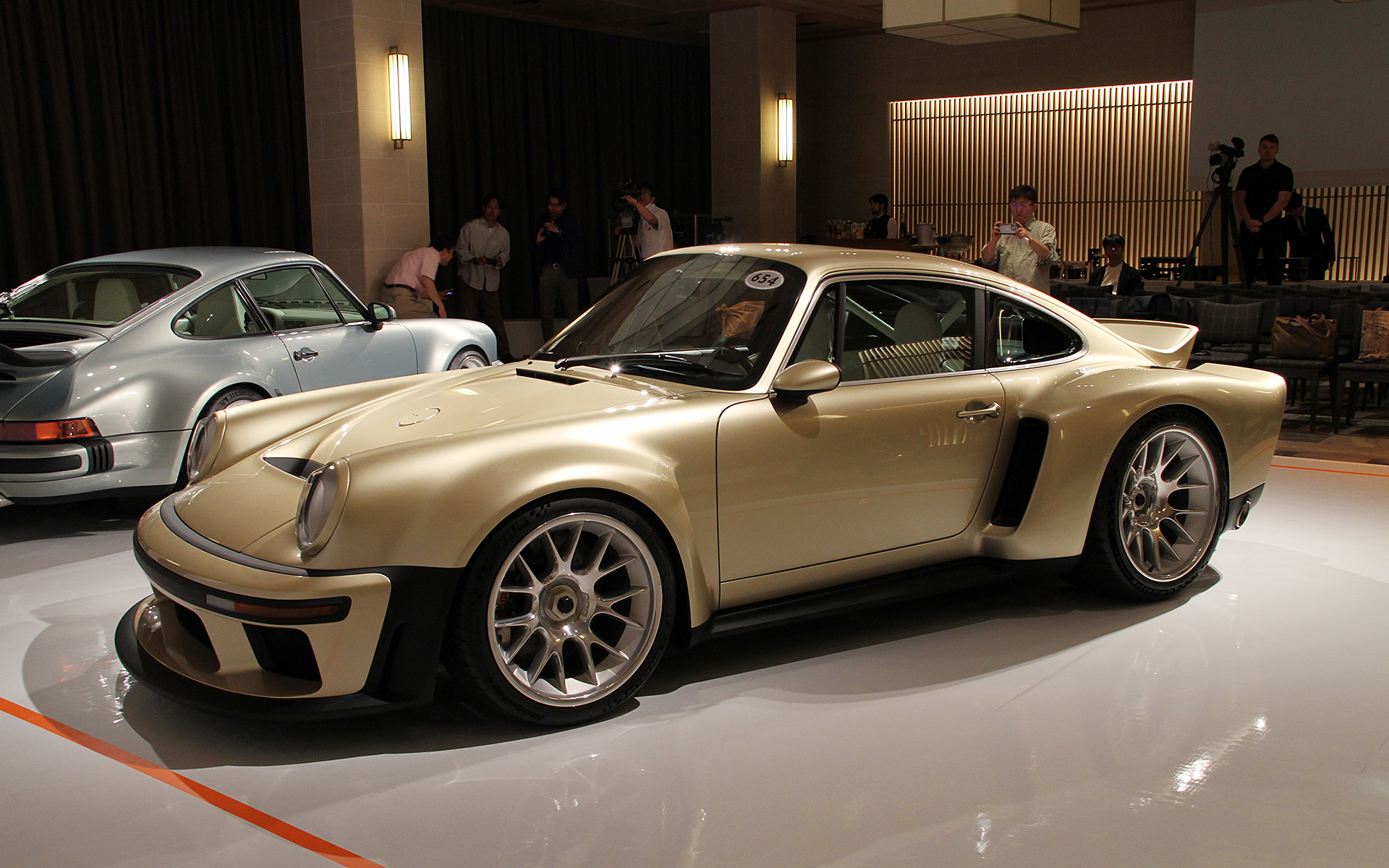 ブレンボキャリパーやBBSホイールがおごられる「DLS Turbo」。展示されたバンパーおよびリアウイングも付属し、空力性能をさらに高めることができるという。「Turbo Study」とともにシンガーのデモカーであり、シンガーが再構築した一例となる