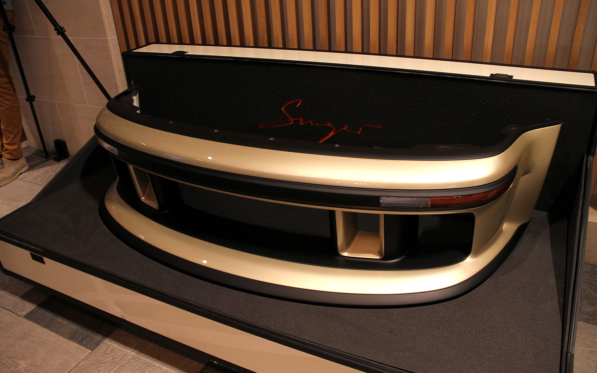 ブレンボキャリパーやBBSホイールがおごられる「DLS Turbo」。展示されたバンパーおよびリアウイングも付属し、空力性能をさらに高めることができるという。「Turbo Study」とともにシンガーのデモカーであり、シンガーが再構築した一例となる