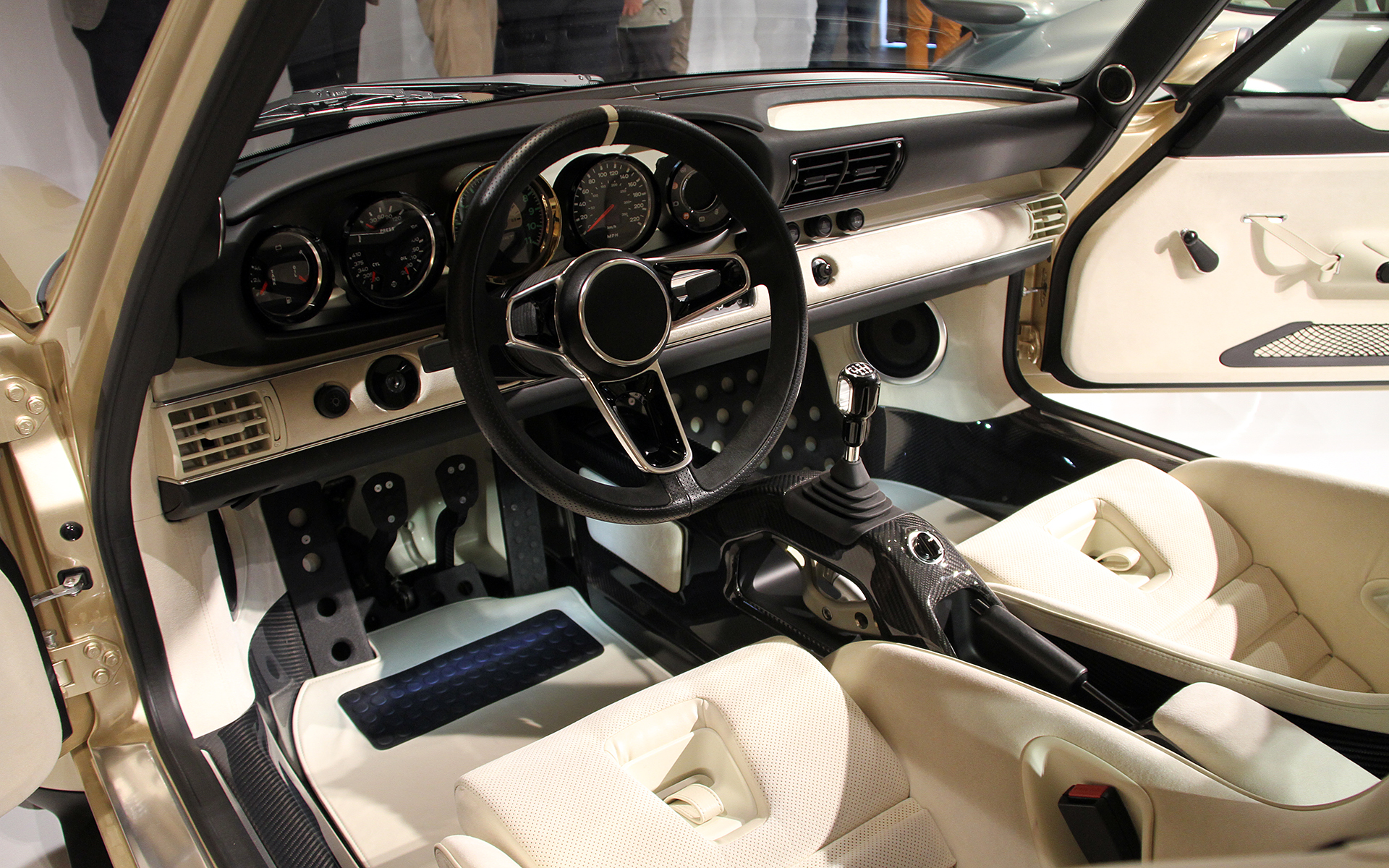 ブレンボキャリパーやBBSホイールがおごられる「DLS Turbo」。展示されたバンパーおよびリアウイングも付属し、空力性能をさらに高めることができるという。「Turbo Study」とともにシンガーのデモカーであり、シンガーが再構築した一例となる