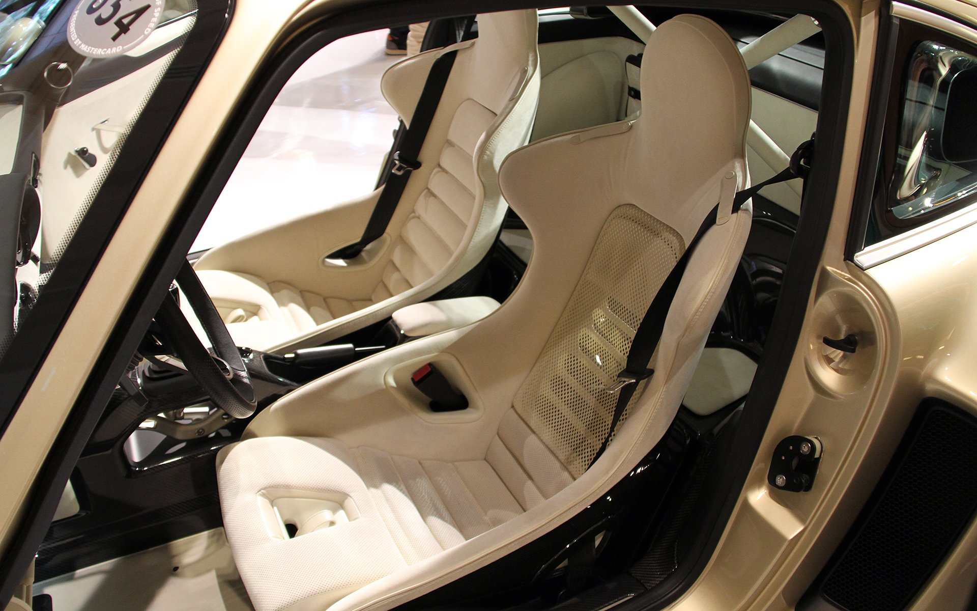 ブレンボキャリパーやBBSホイールがおごられる「DLS Turbo」。展示されたバンパーおよびリアウイングも付属し、空力性能をさらに高めることができるという。「Turbo Study」とともにシンガーのデモカーであり、シンガーが再構築した一例となる