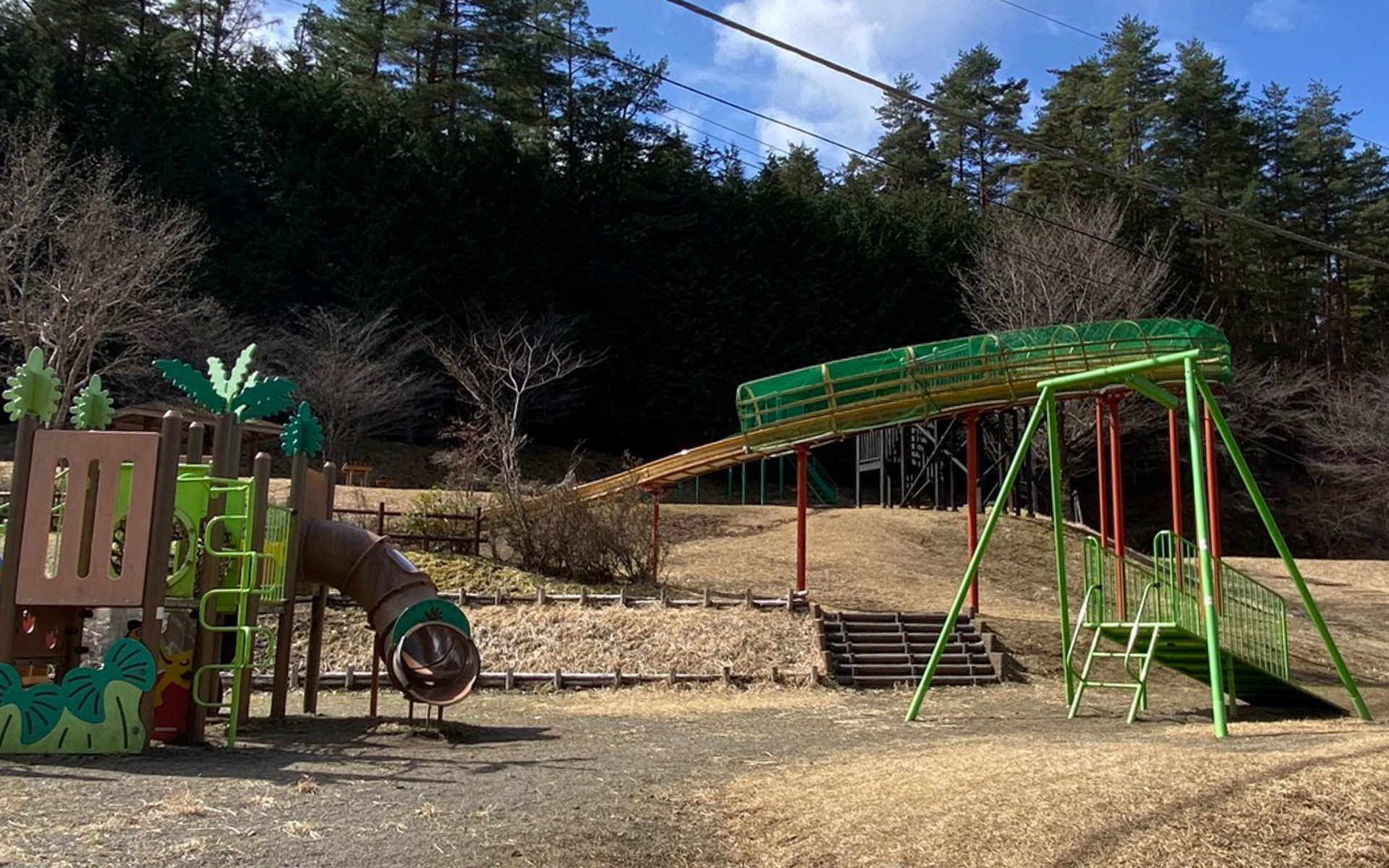 山梨県の「都留戸沢の森　和みの里」わくわく広場で見つけたロング滑り台。早朝だったため、まだ温泉などは営業開始前だったのが残念でしたが、素晴らしい自然に囲まれた場所で、またゆっくり行きたいなと思います。バーベキューができるところもありました