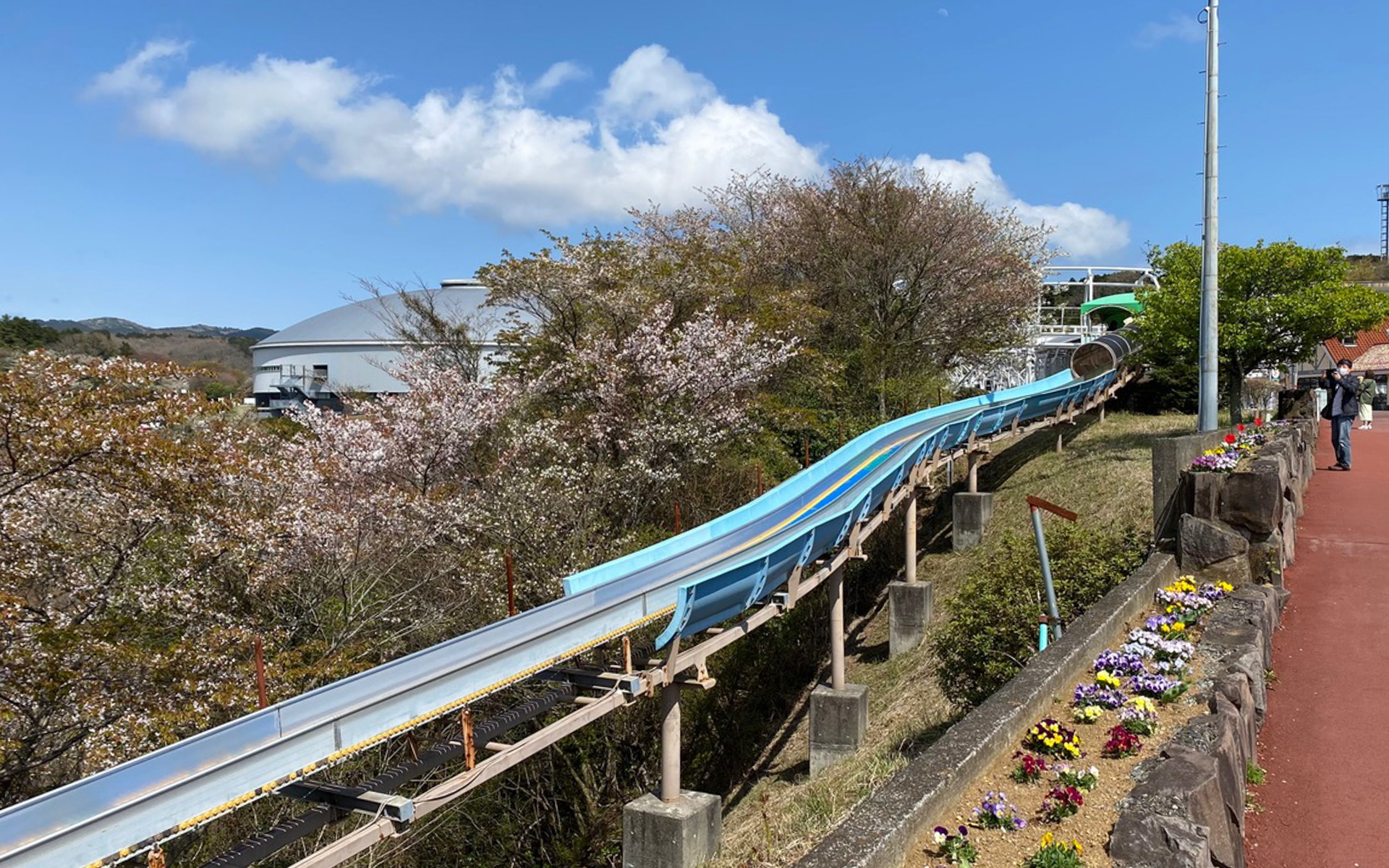 静岡県伊豆市の「自転車の国　サイクルスポーツセンター」で見つけた、全長300mのスカイローラー。1回350円ですが、一部を除くアトラクションが乗り放題となる「とくパス」なら何度でも滑れてお得です。無限ループで滑っている子どもたちがたくさんいました（笑）