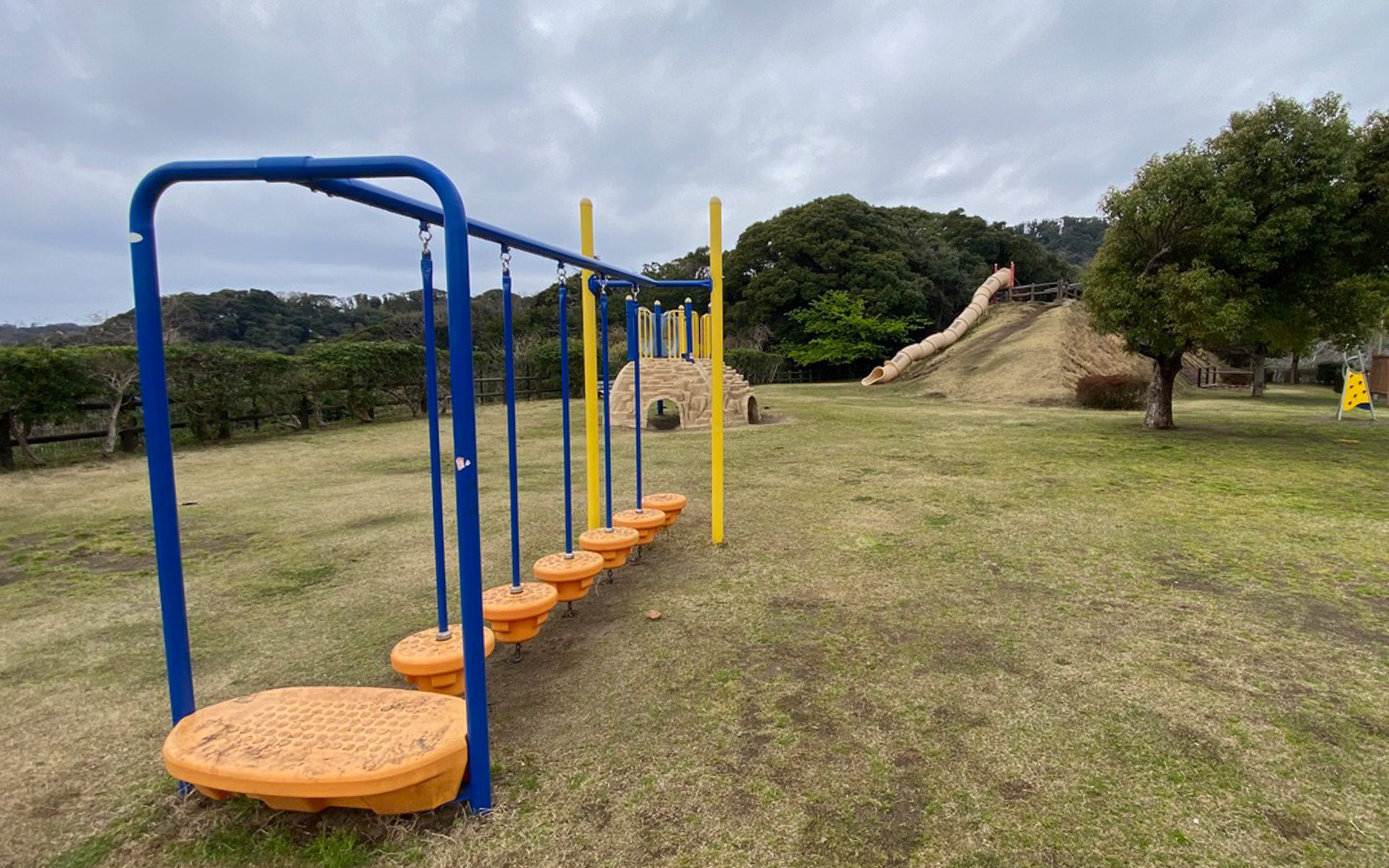 千葉県の「館山運動公園」アスレチック広場のロング滑り台は、最初から最後でトンネルなのが珍しいですよね。ほぼ直線で高低差がけっこうあるので、スピードが出てなかなかスリリングでした