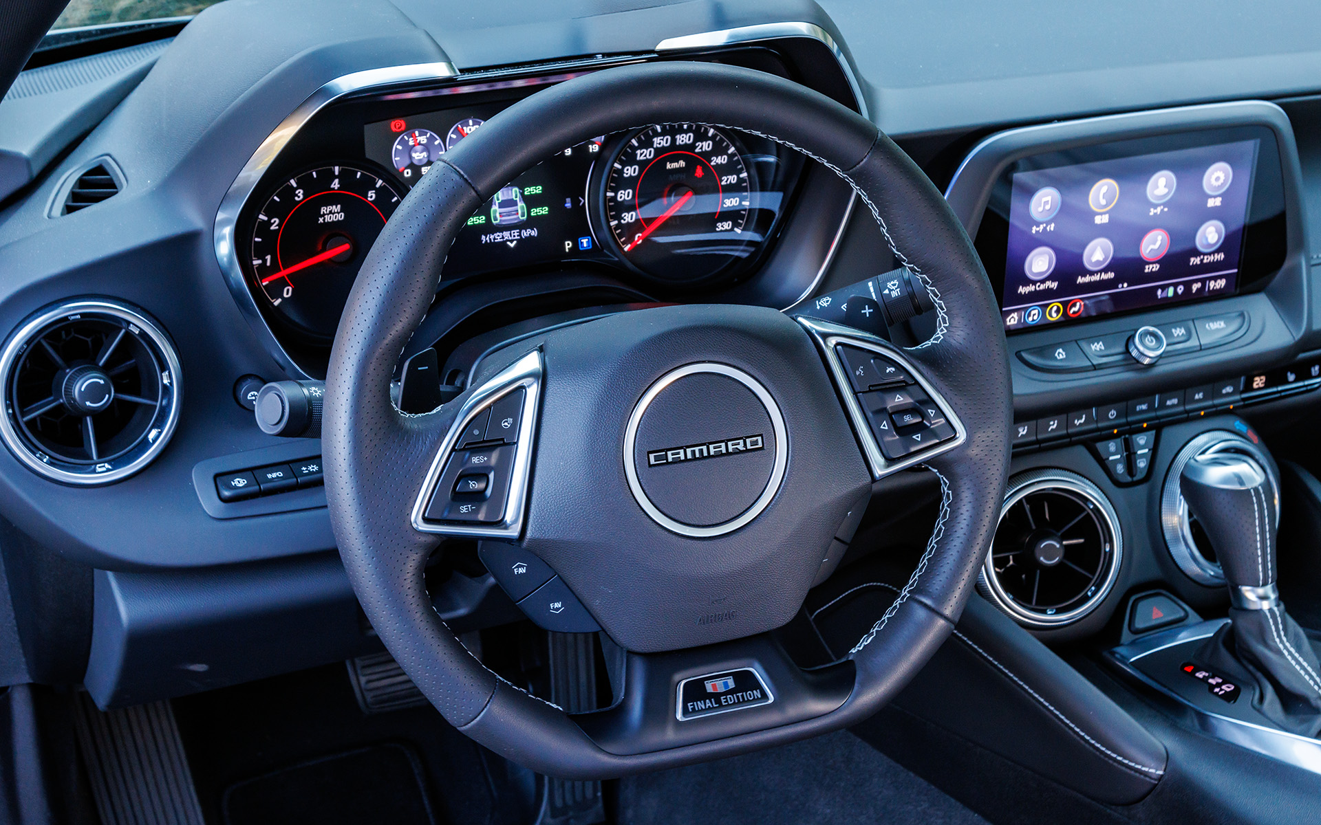 ステアリングの6時の位置に専用プレートがあしらわれている