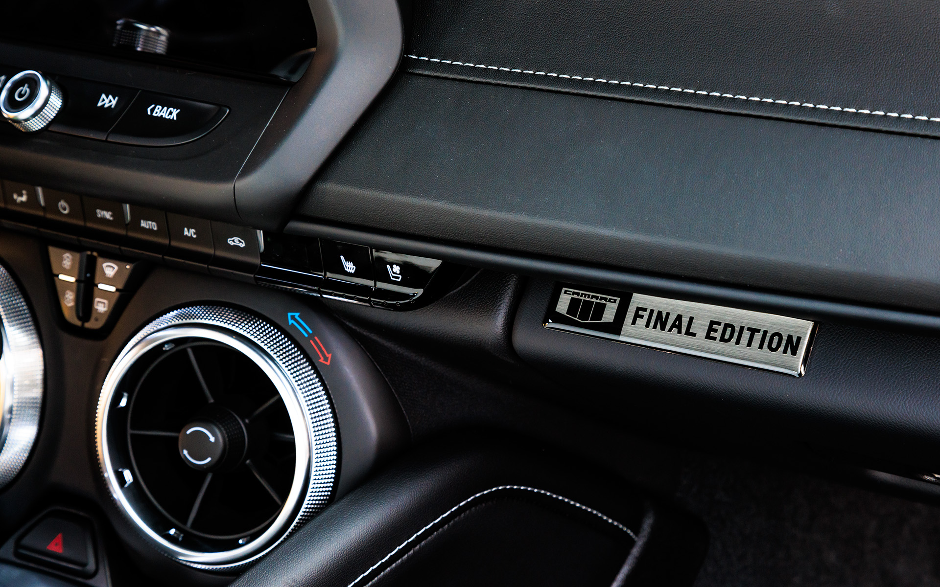 助手席前のグローブボックスリッドにも「FINAL EDITION」の専用ロゴプレートが付く