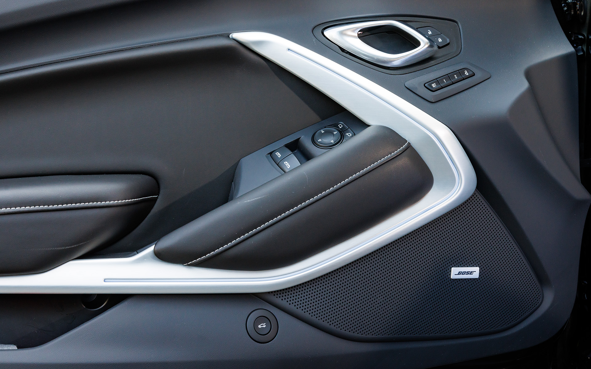 BOSEプレミアム9スピーカーオーディオシステムや、シボレーインフォテインメントシステム8インチカラータッチスクリーンディスプレイなども標準装備