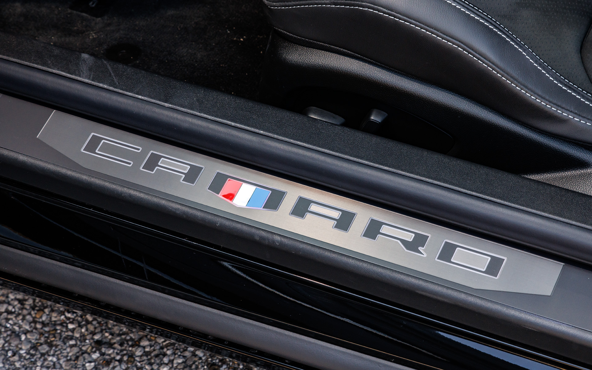 イルミネーティングシルプレートを装備していて、文字が白く光る