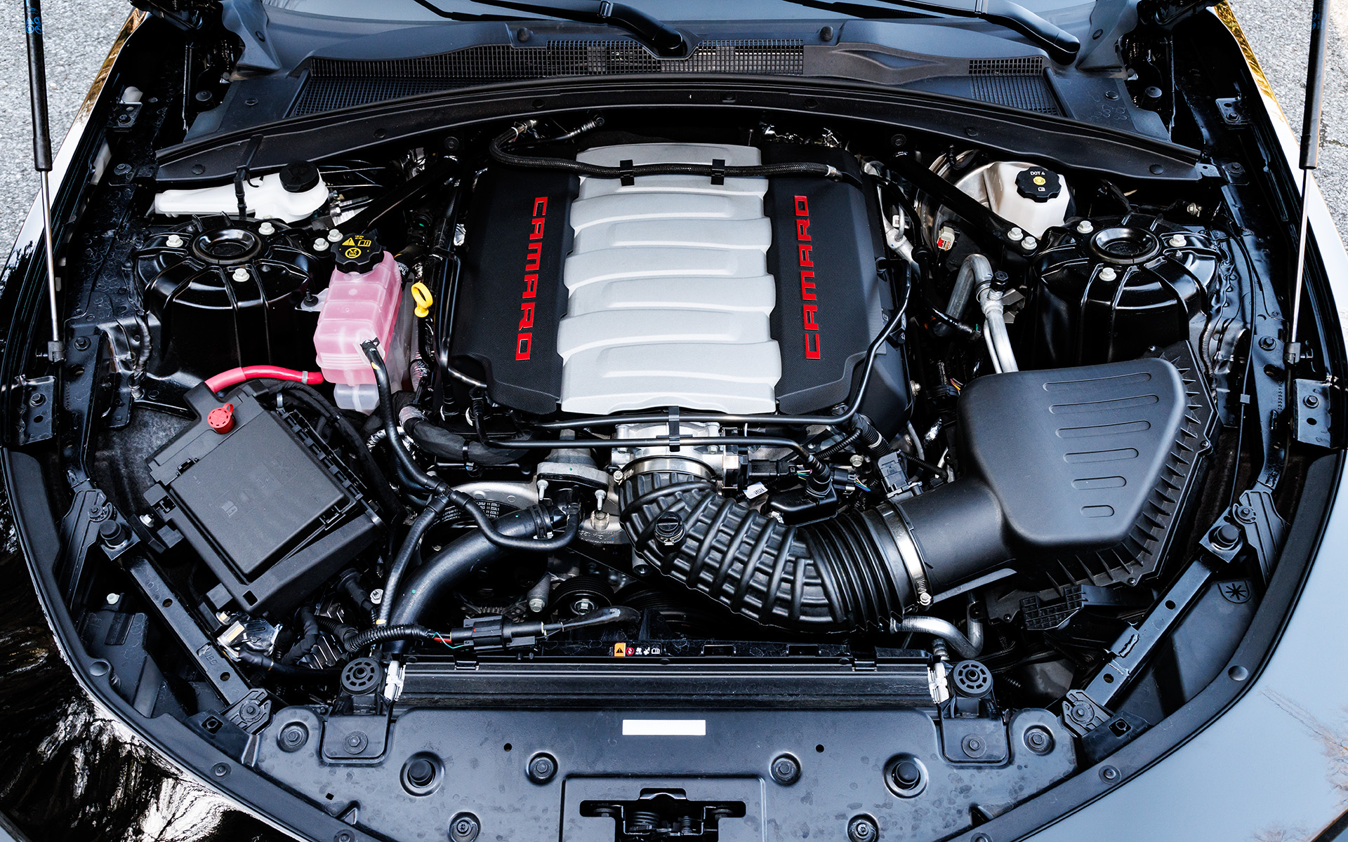 搭載する直列V型8気筒6.2リッターエンジンは、最高出力333kW（453PS）/5700rpm、最大トルク617Nm/4600prmを発生。10速AT（パドルシフト付き）が組み合わせられる