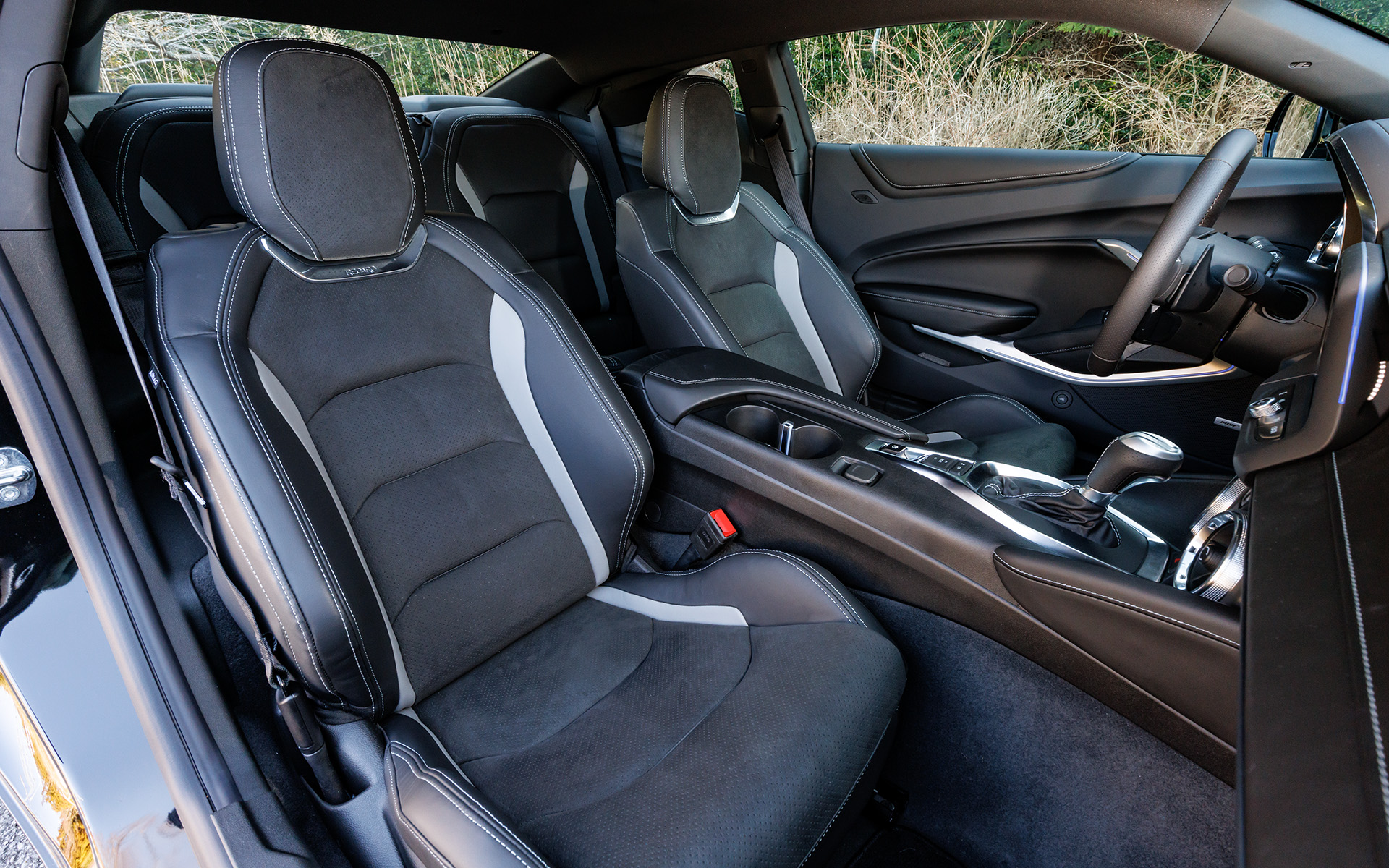 前席はファイナルエディション専用のRECARO パフォーマンスフロントバケットシートが配される