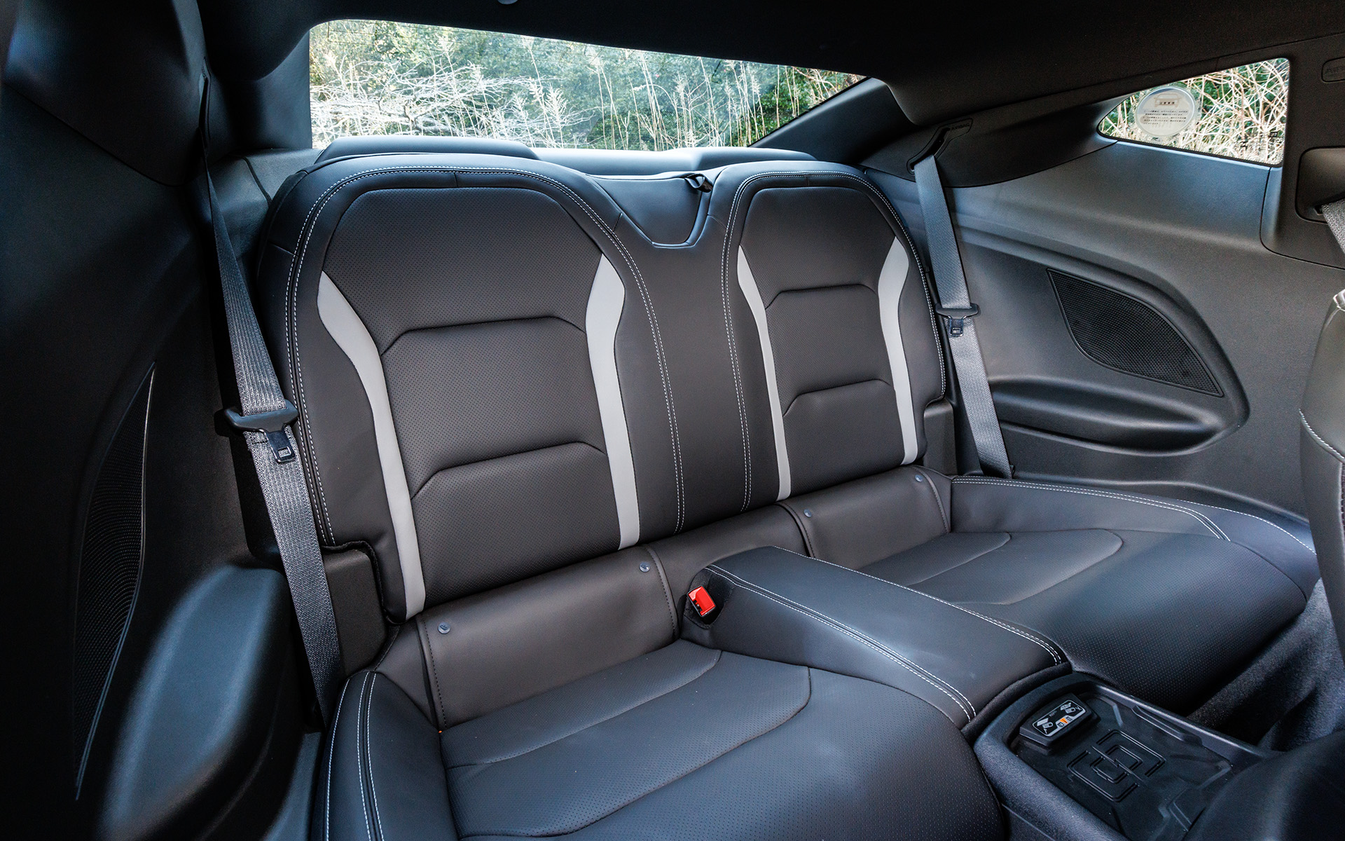 後席も大人2人がしっかり座れるほかコンソールの中央には置き充電も備える