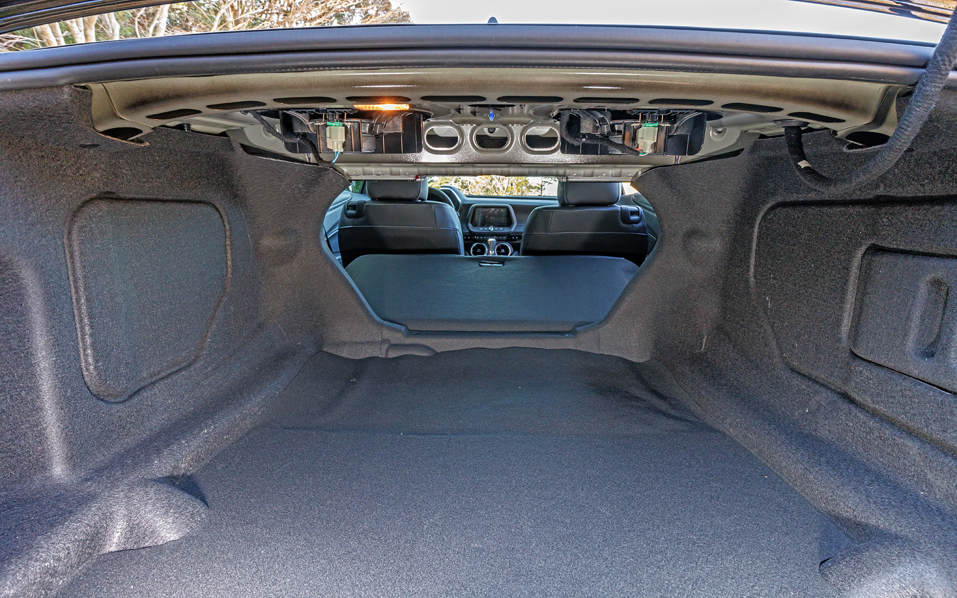 後席を倒せば長物も積める