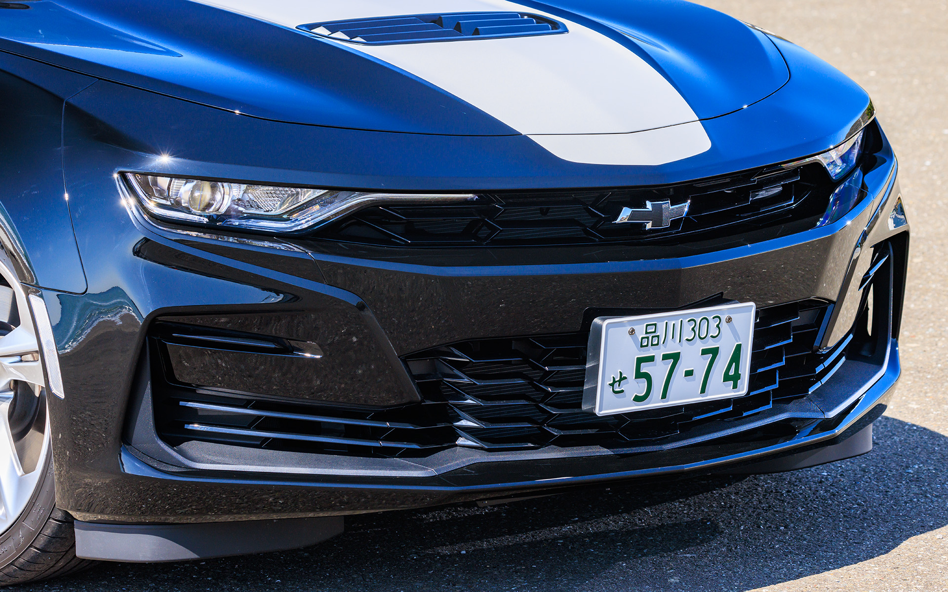 力強いフロントデザインを採用。LEDヘッドランプは、シグネチャー/ターンシグナル、独創的な形状のデイタイムランニングライトを備える。ボンネットの中央には、エンジンルームから空気を放出し、冷却効果と空力性能向上に貢献するエアエクストラクターが配される