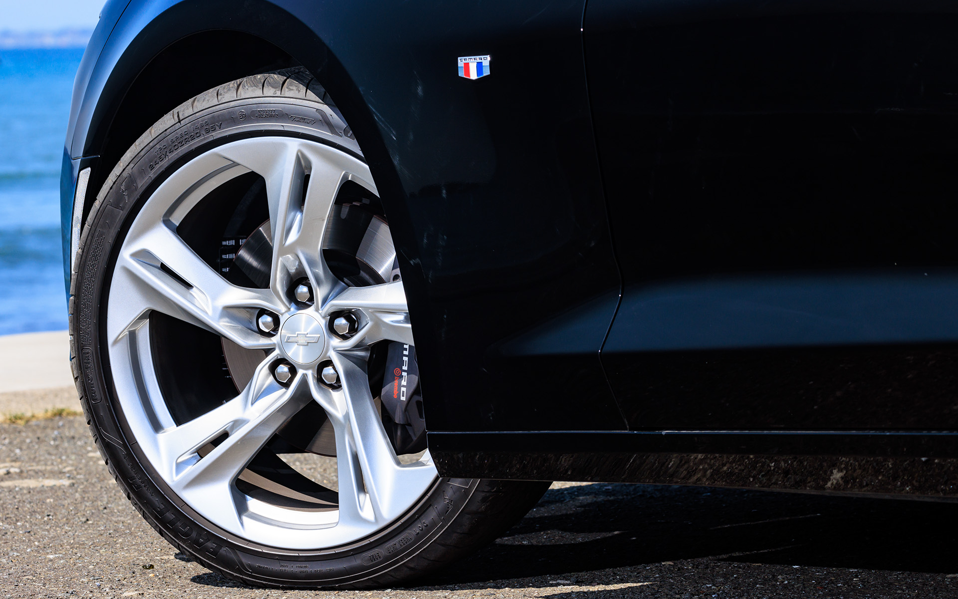 装着タイヤはグッドイヤーの「イーグルF1アシメトリック3」で、サイズはフロントが245/40ZR20、リアが275/35ZR20