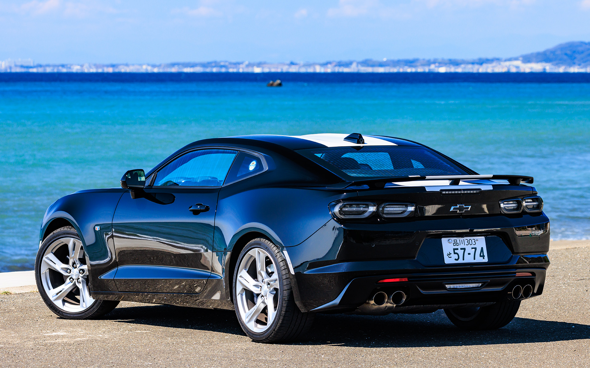 ボディカラーは試乗した「ブラック」のほかに「サミットホワイト」がある