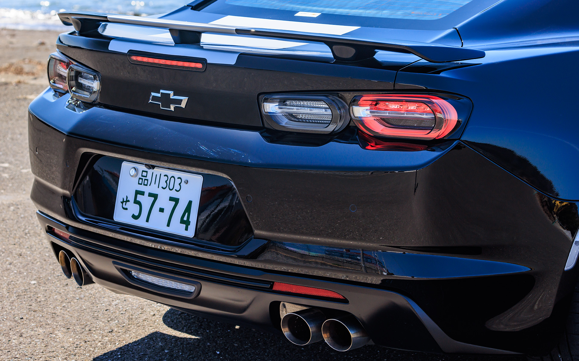 カマロ伝統のデュアルエレメントのデザインを受け継いだテールランプ。トランク中央にあるブラックのボウタイ（シボレーのロゴマーク）が、よりスポーティで洗練された雰囲気を与えている