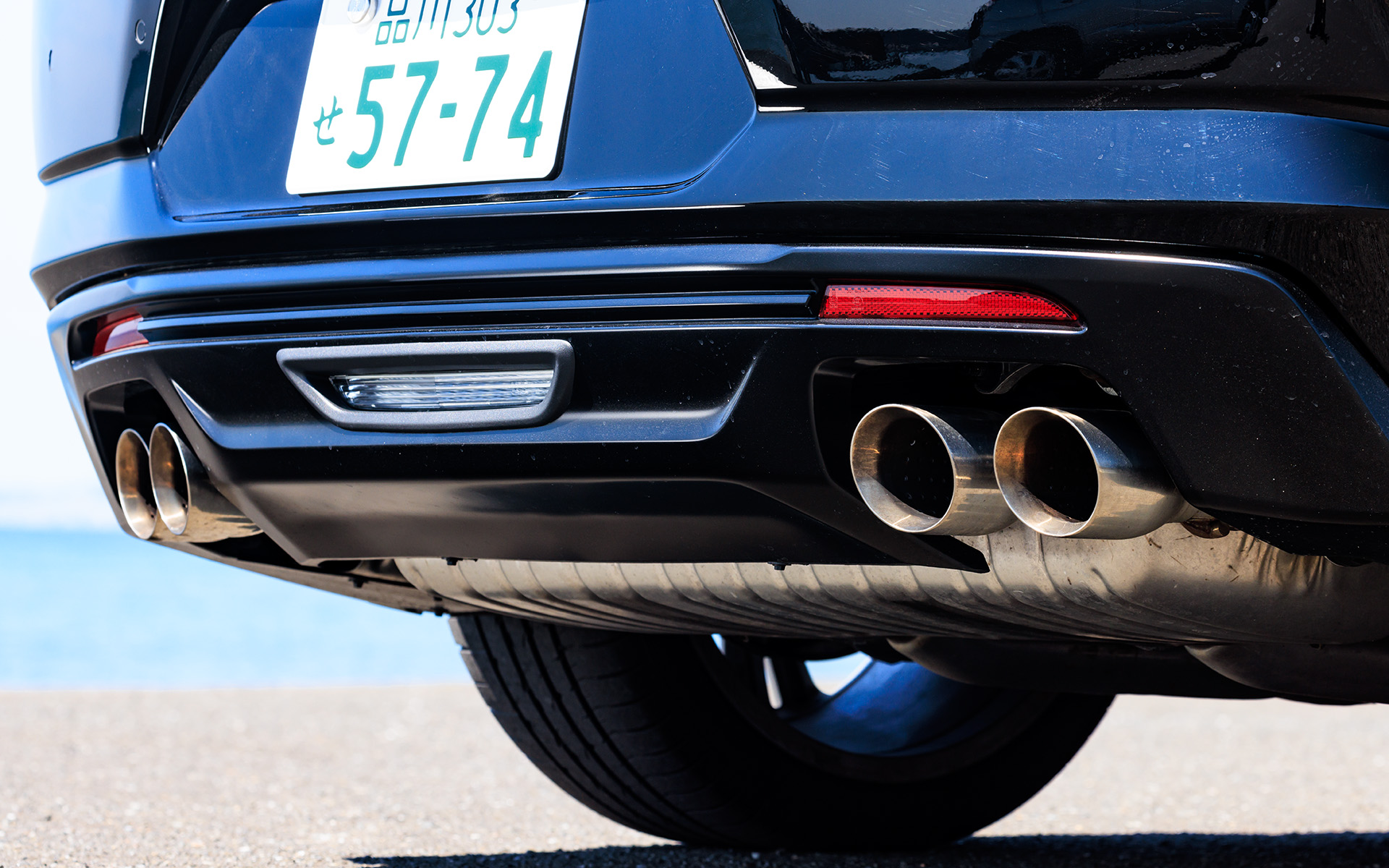 4つのアウトレットと電子制御バルブを備え、ドライバーモードセレクターのモードに合わせて排気バルブシステムをアクティブに自動開閉することで、エギゾーストノートを変化させる「デュアルモードパフォーマンスエキゾーストシステム」を搭載する