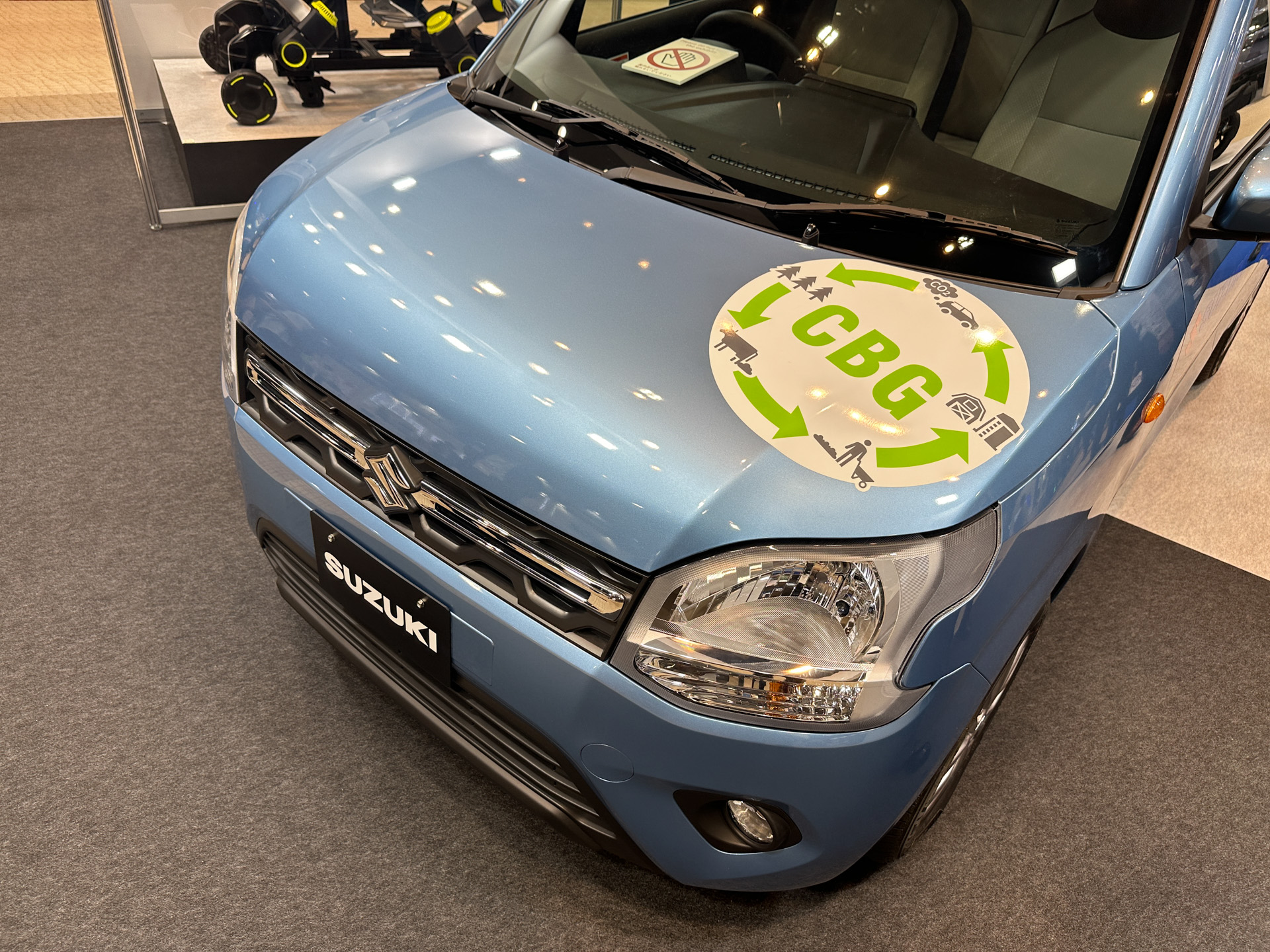 トランクにガスタンク、床下に燃料タンクを搭載するバイフューエル仕様のワゴンR CBG車