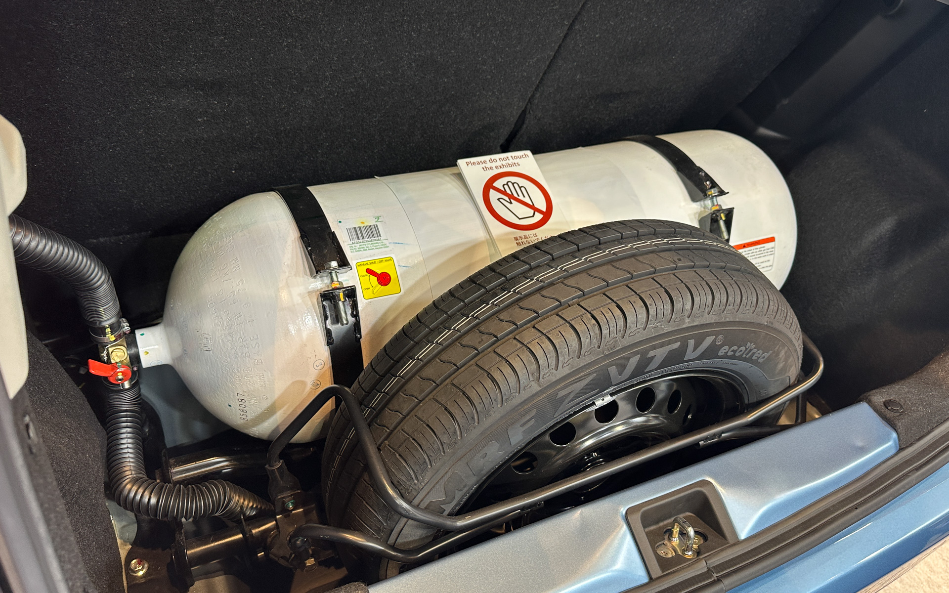 トランクにガスタンク、床下に燃料タンクを搭載するバイフューエル仕様のワゴンR CBG車